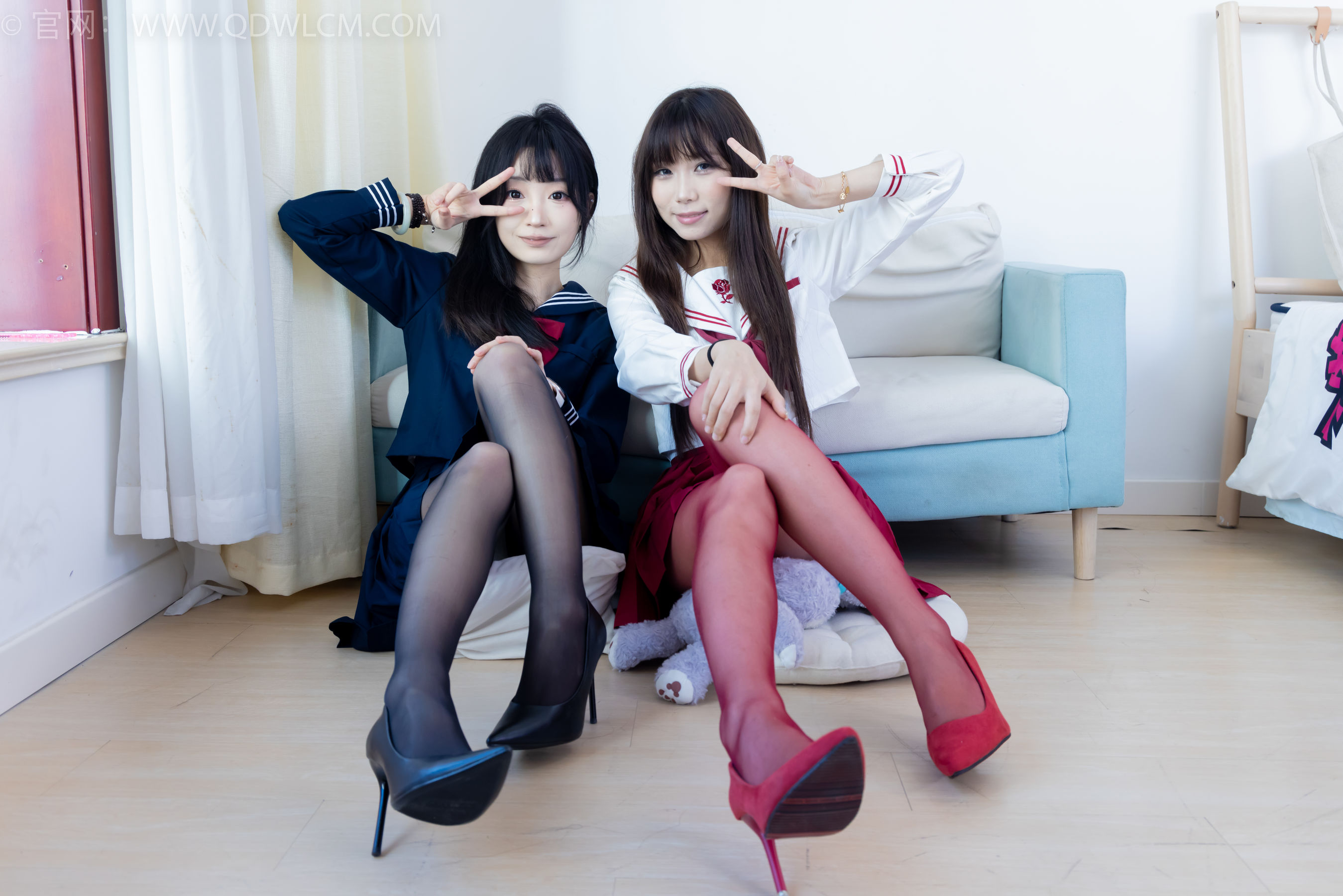 物恋传媒 No.2352 泡泡&嘟嘟 - 高跟鞋、油亮薄红丝、油亮薄黑丝、jk制服/(175P)