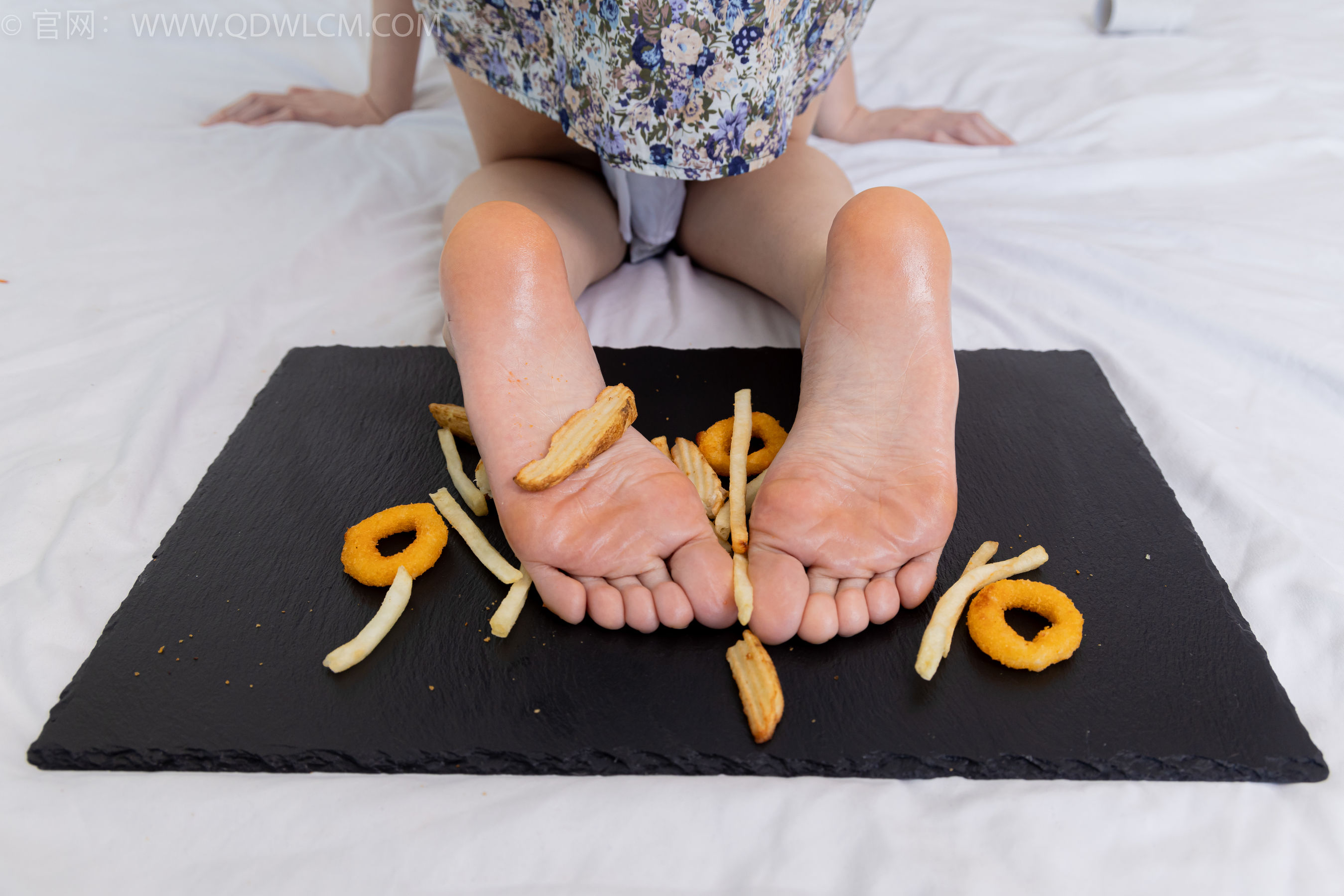 物恋传媒 No.2365 菜菜 - 高跟鞋、薄白丝、裸足/(260P)