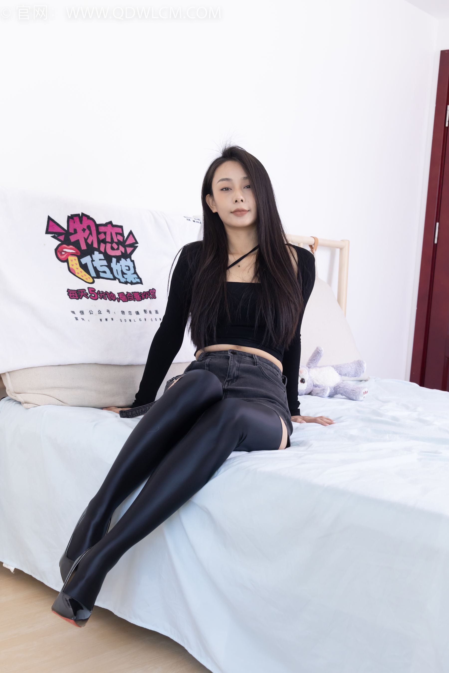 物恋传媒 No.2351 岚岚 - 高跟鞋、油亮厚黑丝吊带袜、昏睡剧情/(157P)