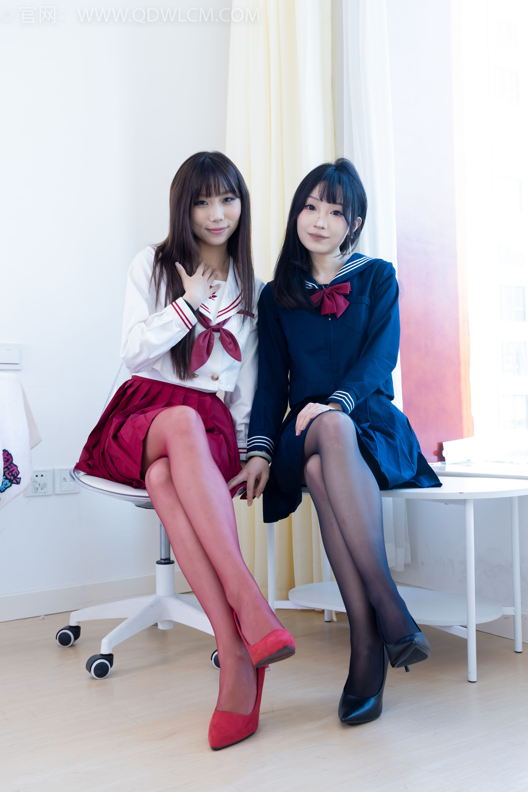 物恋传媒 No.2352 泡泡&嘟嘟 - 高跟鞋、油亮薄红丝、油亮薄黑丝、jk制服/(175P)