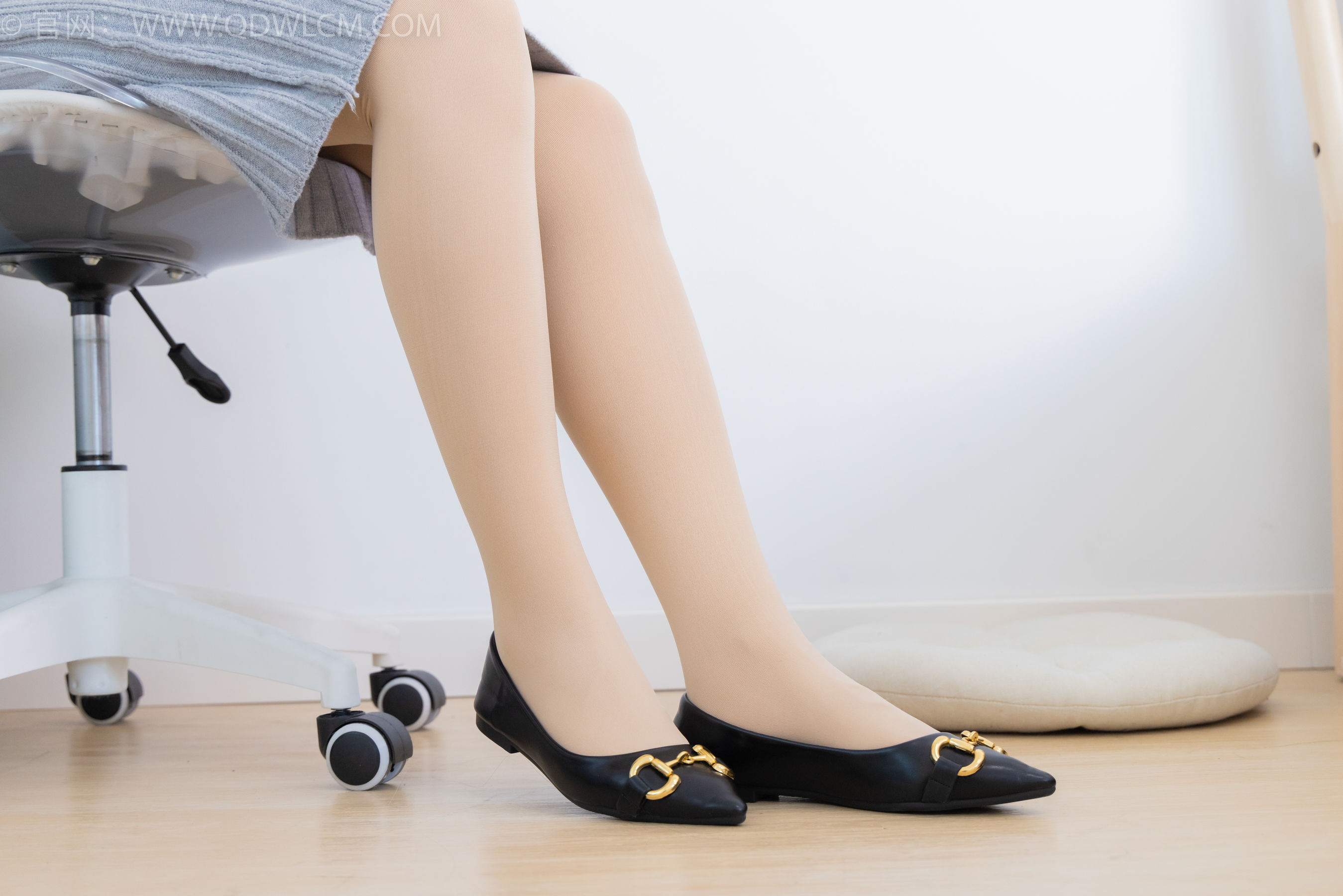 物恋传媒 No.2360 小优 - 平底鞋、厚肉丝/(155P)