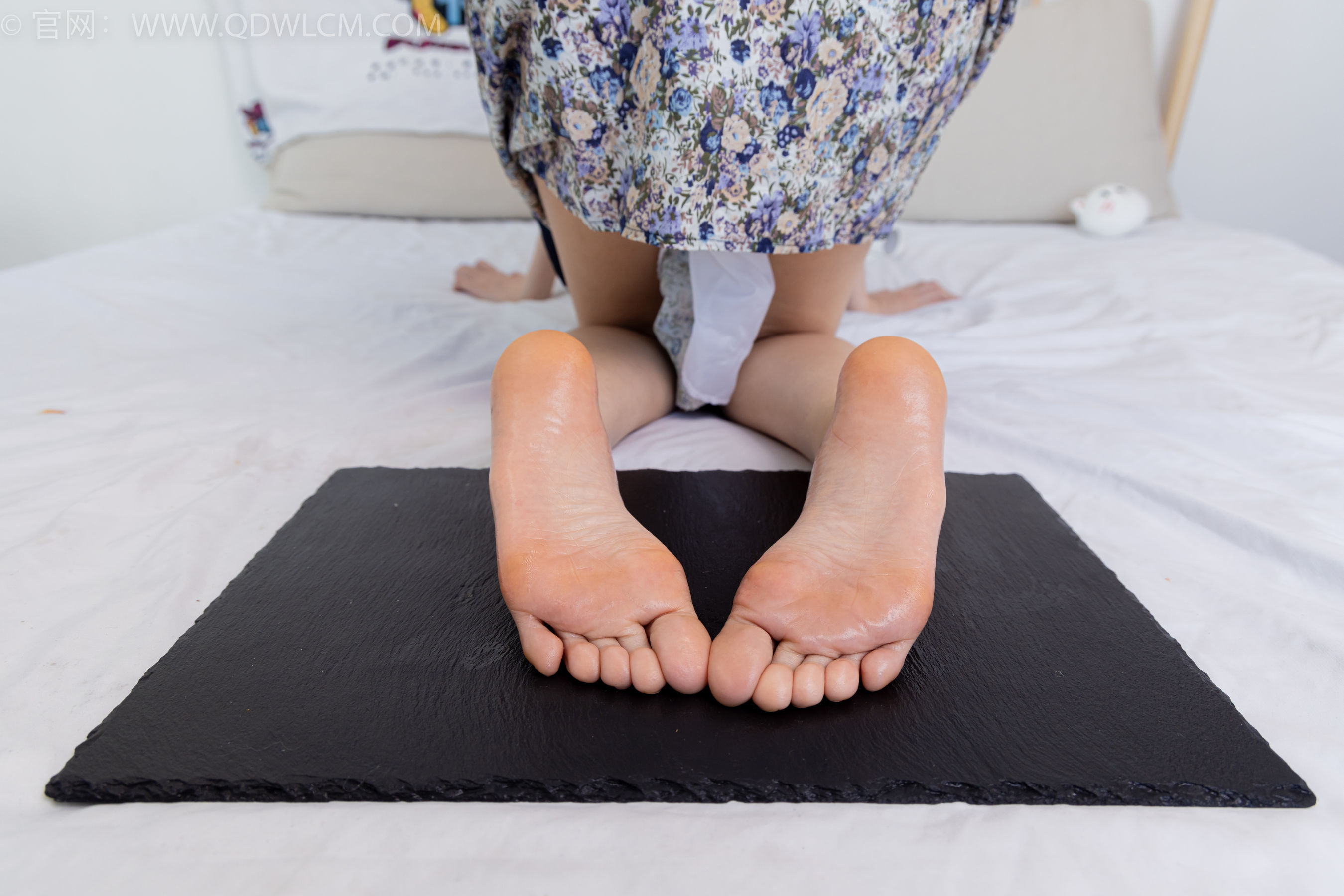 物恋传媒 No.2365 菜菜 - 高跟鞋、薄白丝、裸足/(260P)