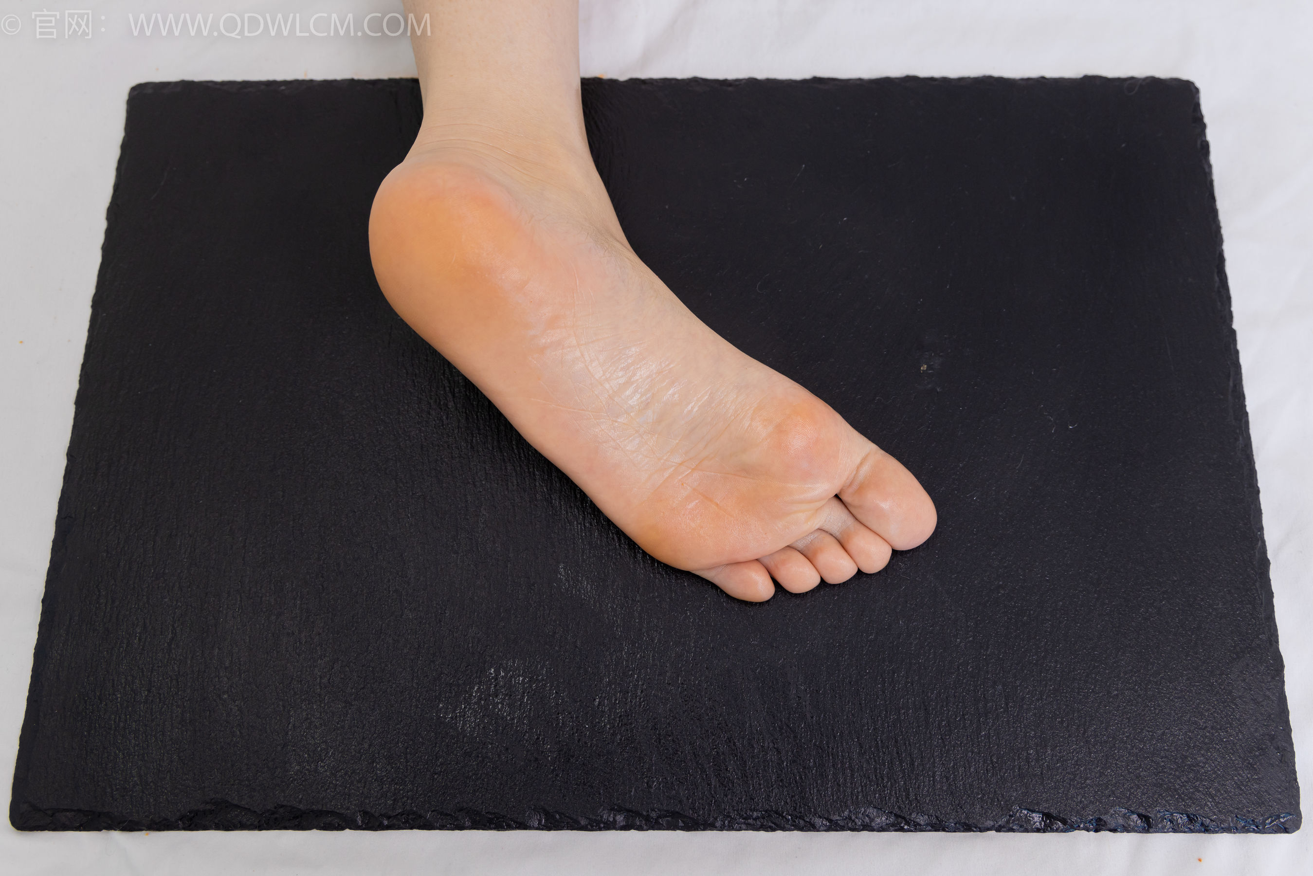 物恋传媒 No.2365 菜菜 - 高跟鞋、薄白丝、裸足/(260P)