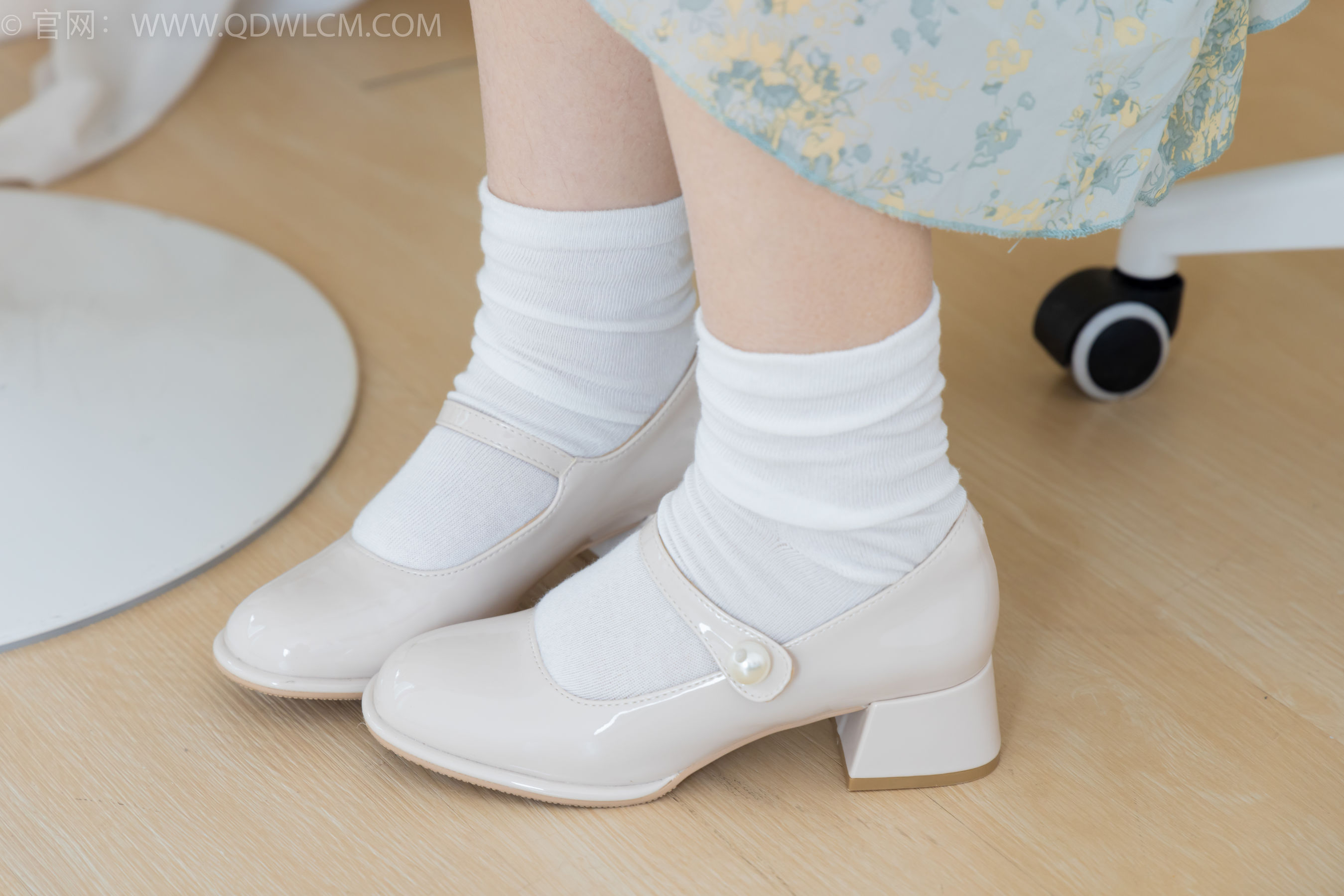 物恋传媒 No.2350 小椿 - 高跟鞋、白棉袜、裸足/(150P)