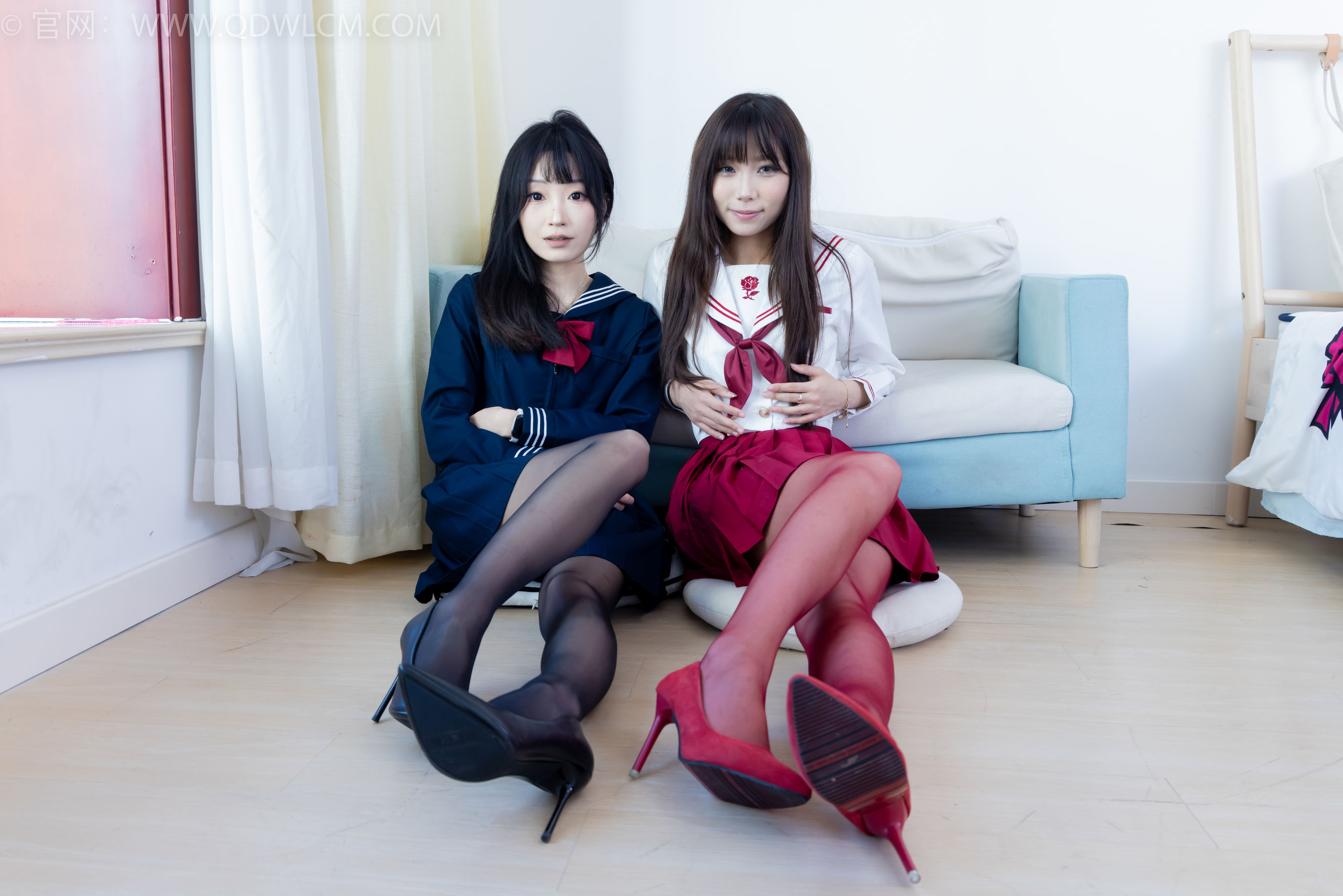 物恋传媒 No.2352 泡泡&嘟嘟 - 高跟鞋、油亮薄红丝、油亮薄黑丝、jk制服/(175P)