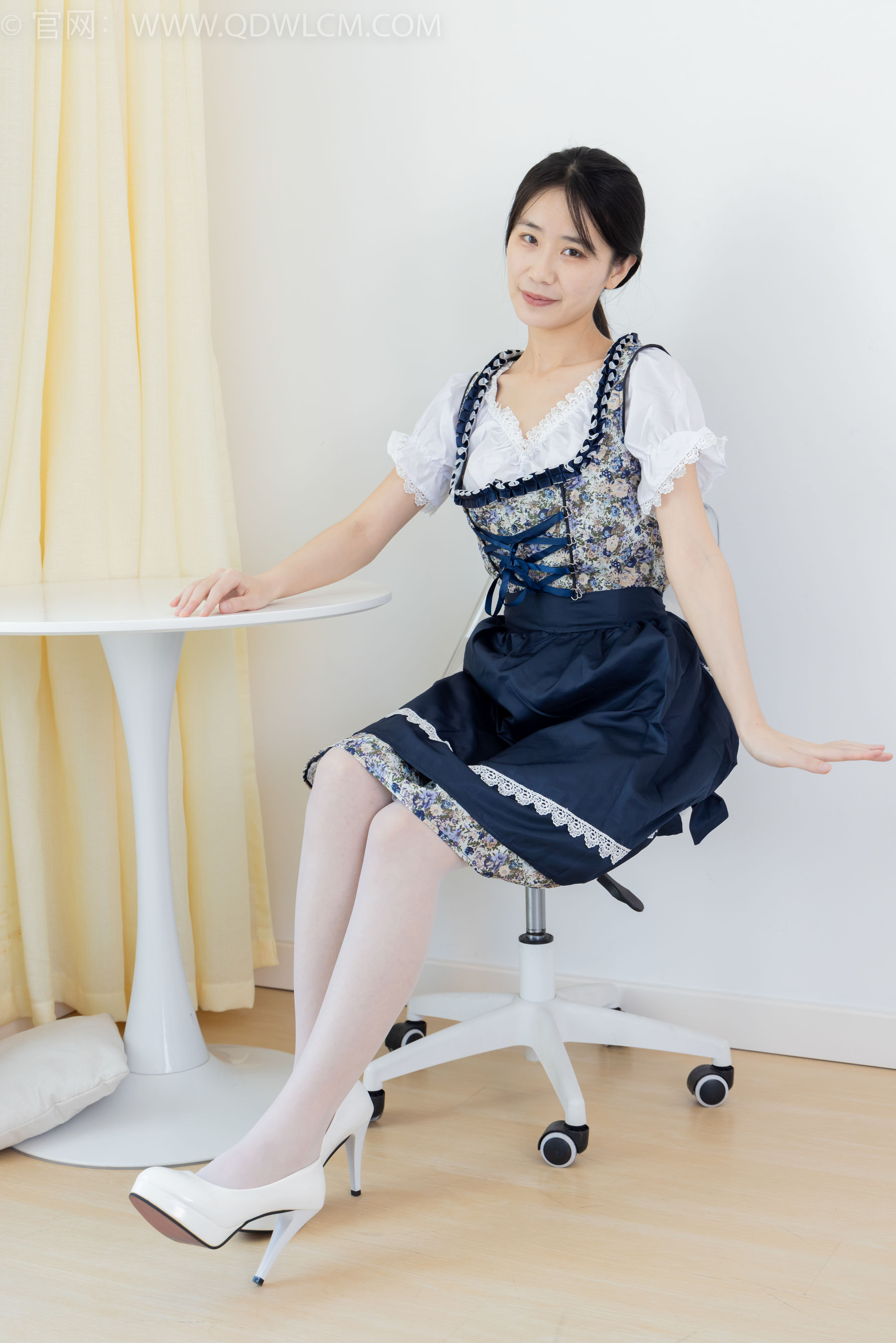 物恋传媒 No.2365 菜菜 - 高跟鞋、薄白丝、裸足/(260P)