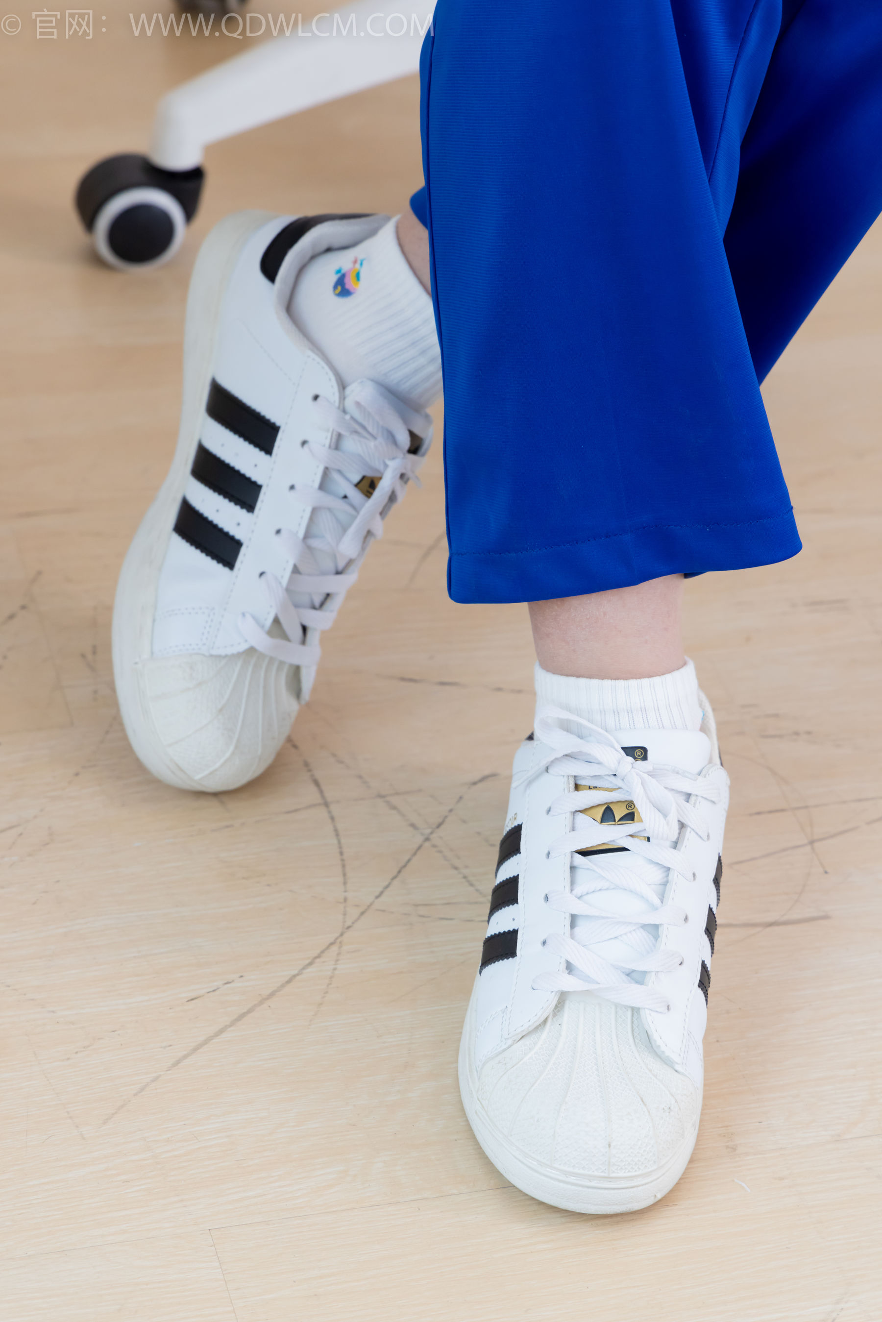 物恋传媒 No.2368 芋头 - 板鞋、白棉袜、裸足/(150P)