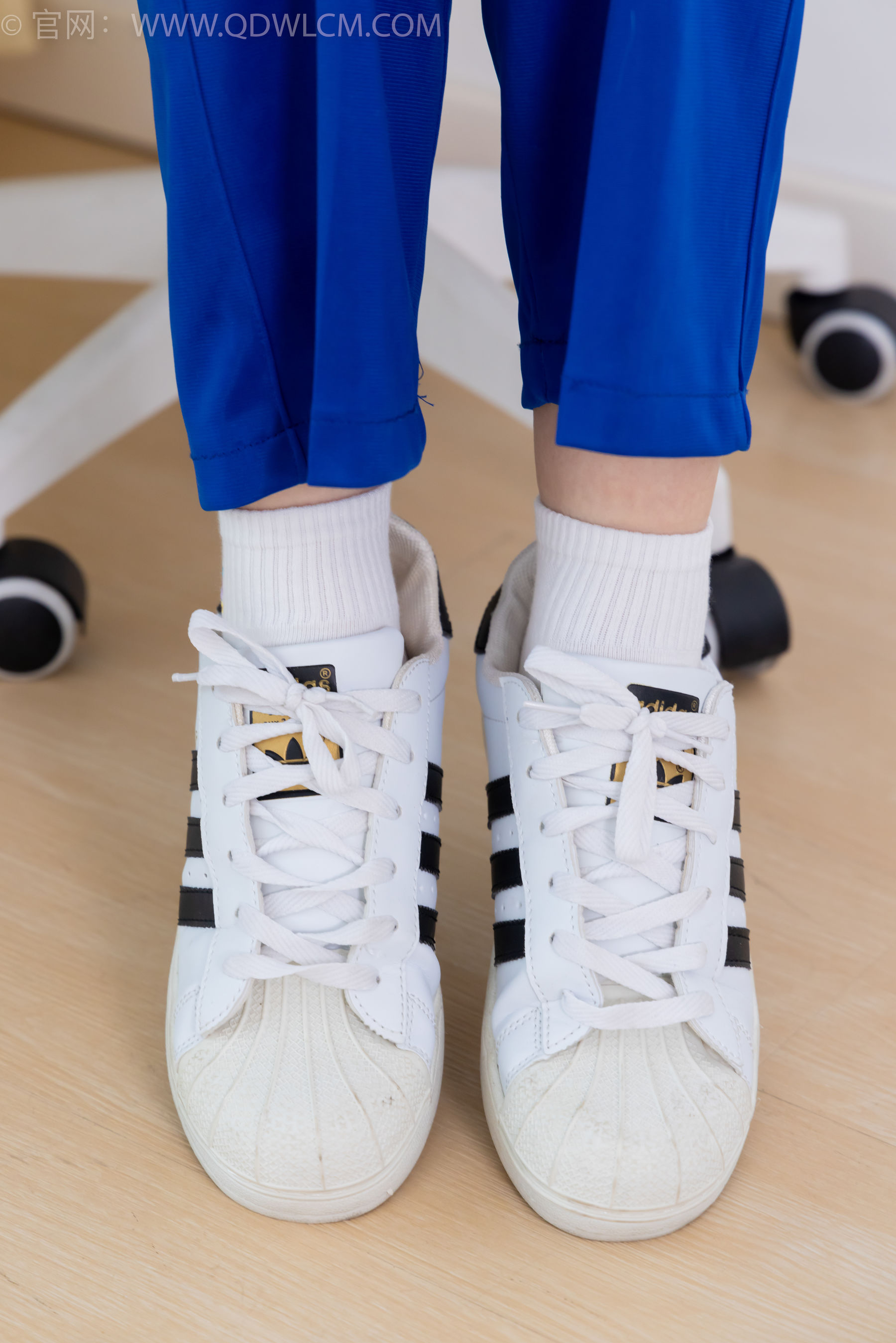 物恋传媒 No.2364 小悦 - 校服、板鞋、白棉袜、裸足/(150P)