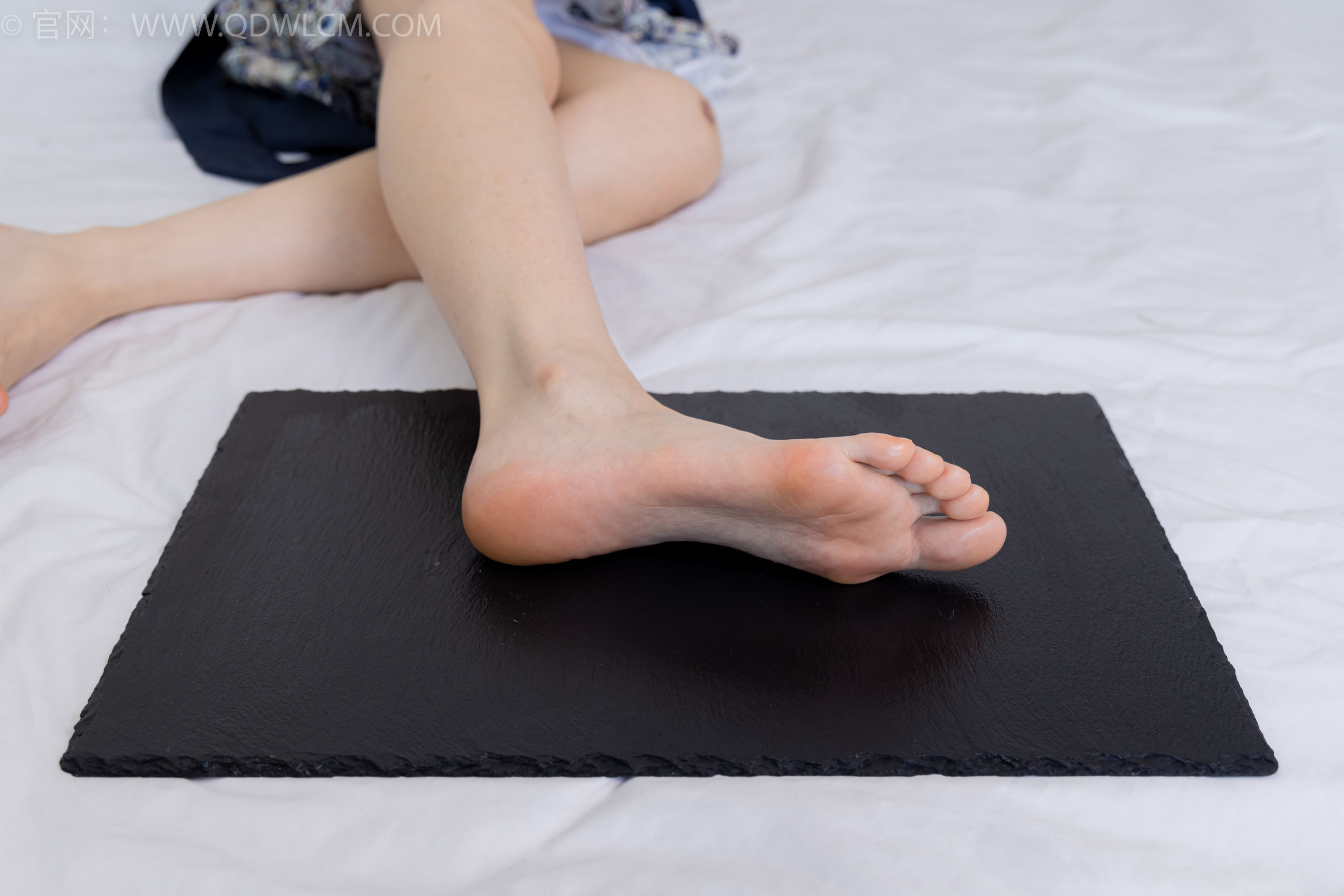 物恋传媒 No.2365 菜菜 - 高跟鞋、薄白丝、裸足/(260P)