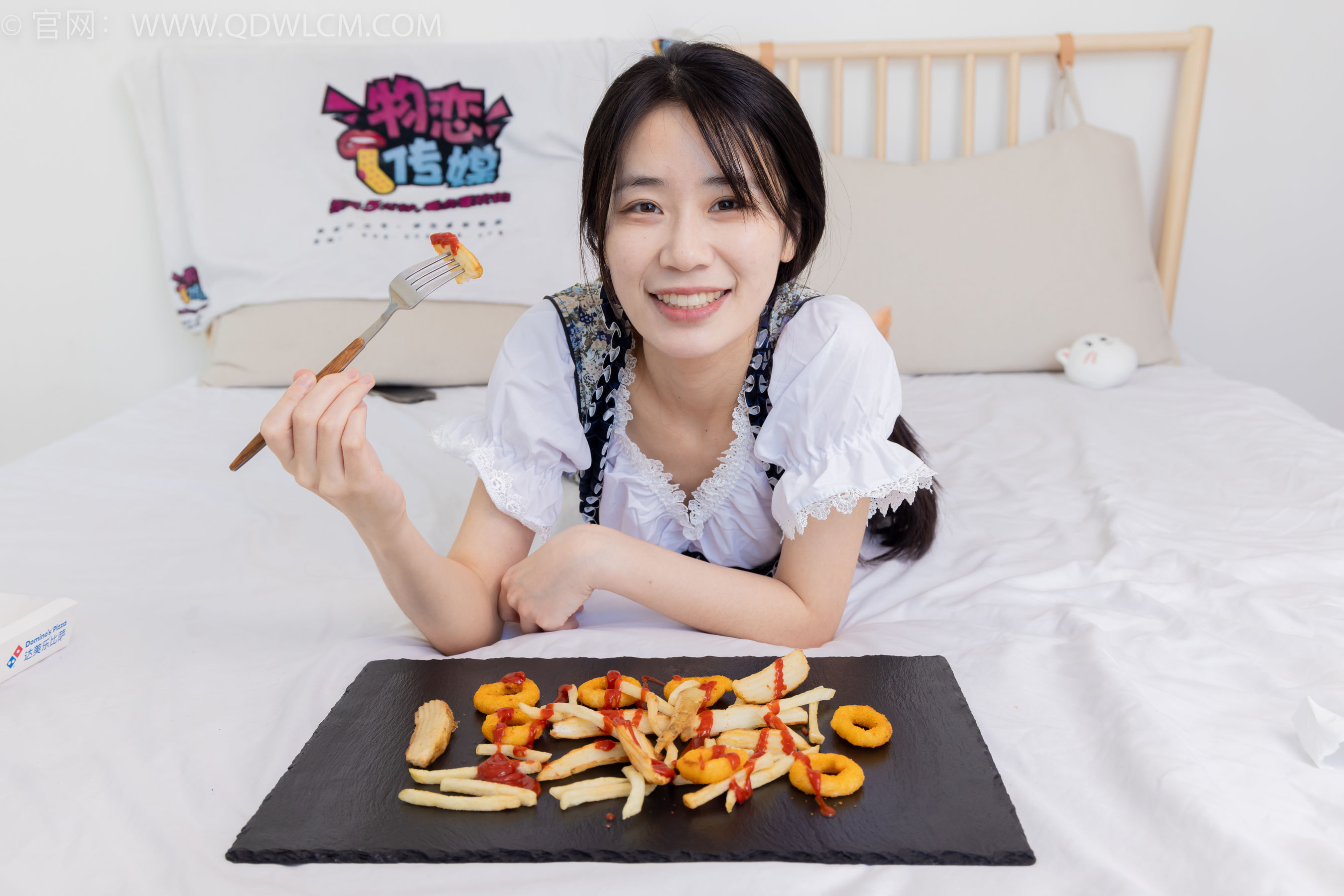 物恋传媒 No.2365 菜菜 - 高跟鞋、薄白丝、裸足/(260P)