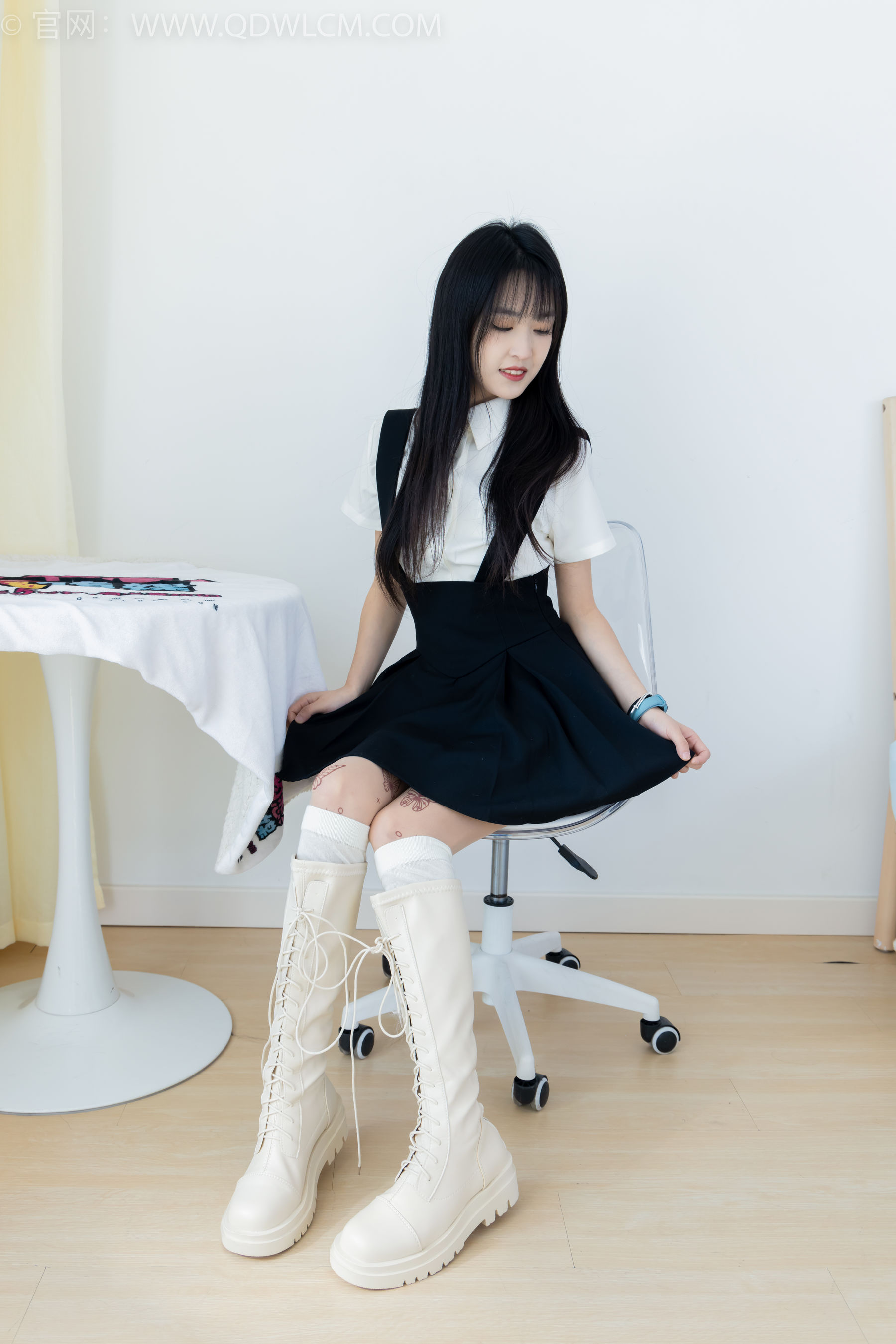 物恋传媒 No.2369 嘉木 - 长靴、长筒小腿白棉袜、蝴蝶薄肉丝/(200P)