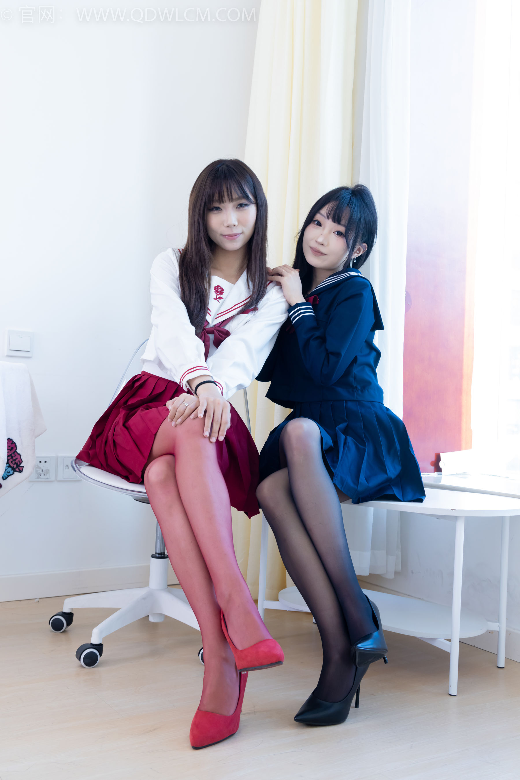 物恋传媒 No.2352 泡泡&嘟嘟 - 高跟鞋、油亮薄红丝、油亮薄黑丝、jk制服/(175P)