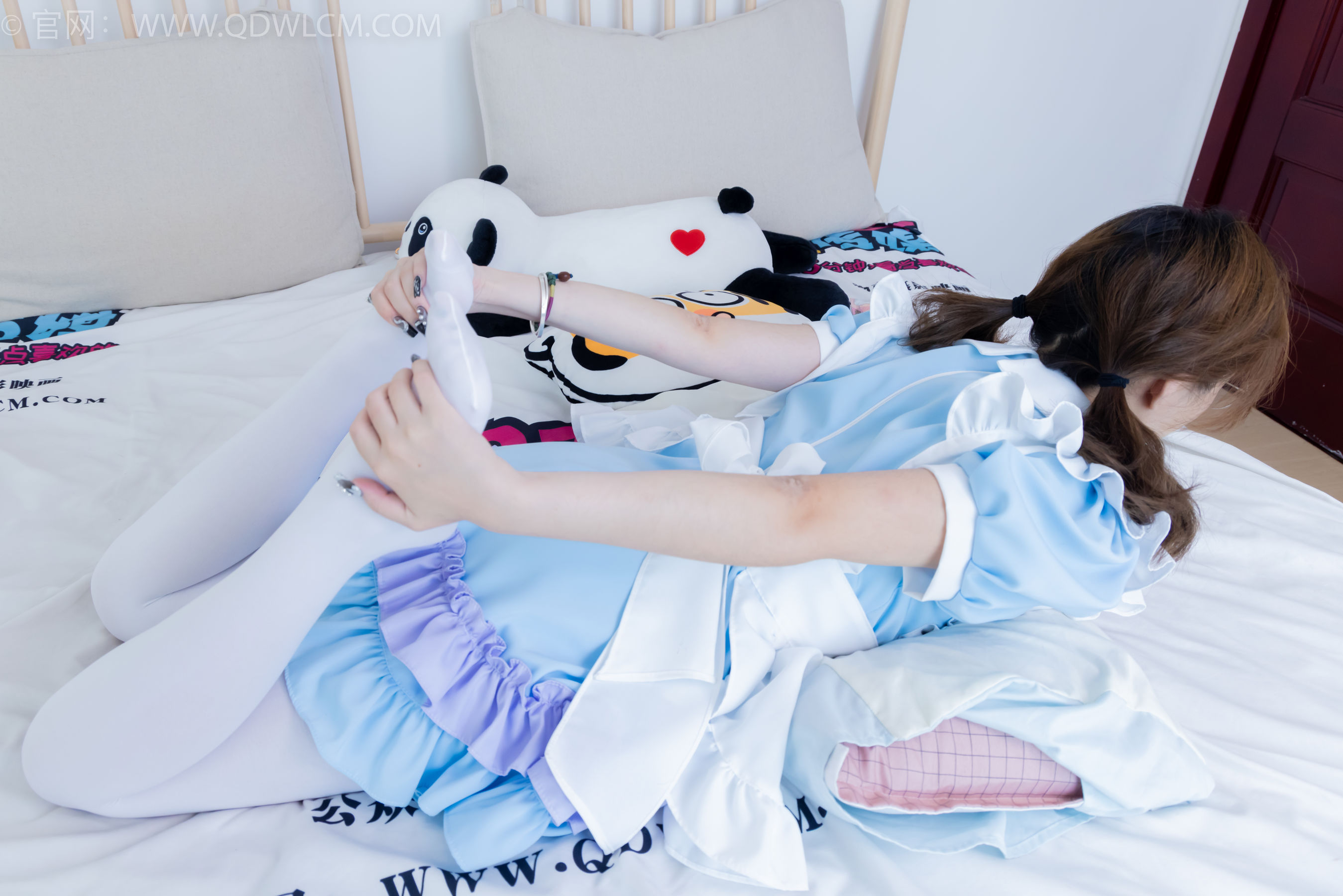 物恋传媒 No.2359 恬恬 - 女仆装、平底鞋、厚白丝、老头乐挠脚剧情/(155P)