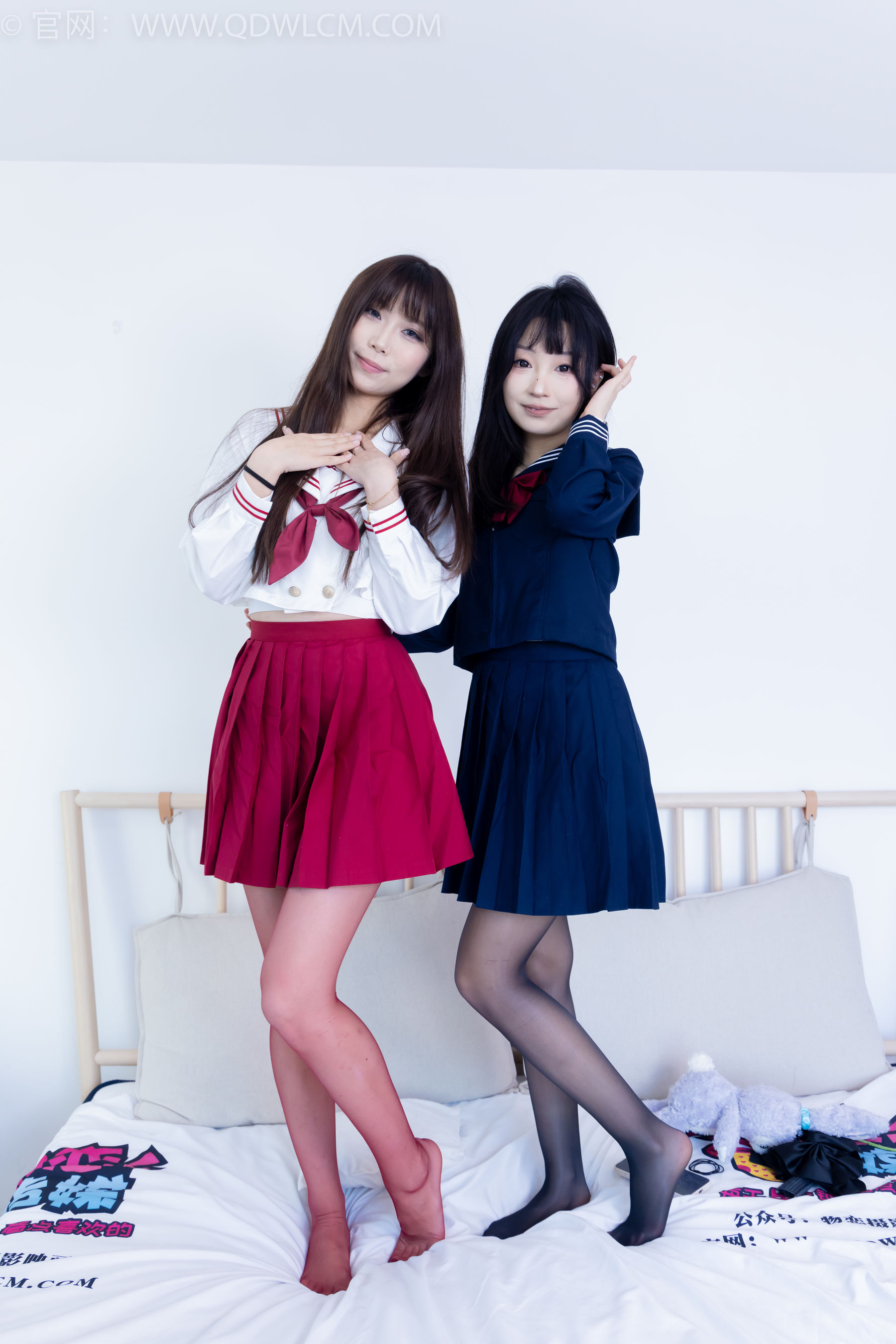 物恋传媒 No.2352 泡泡&嘟嘟 - 高跟鞋、油亮薄红丝、油亮薄黑丝、jk制服/(175P)