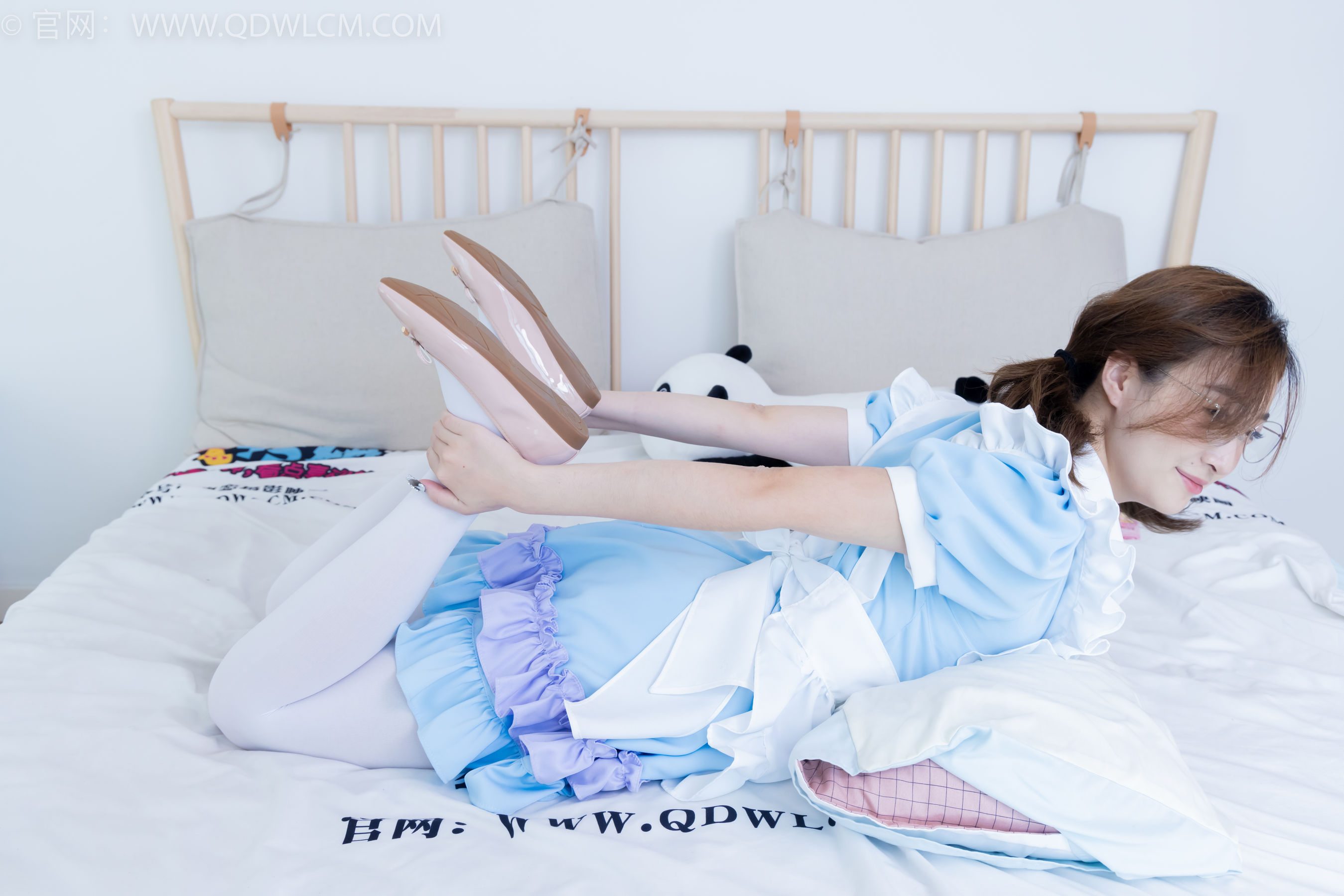 物恋传媒 No.2359 恬恬 - 女仆装、平底鞋、厚白丝、老头乐挠脚剧情/(155P)