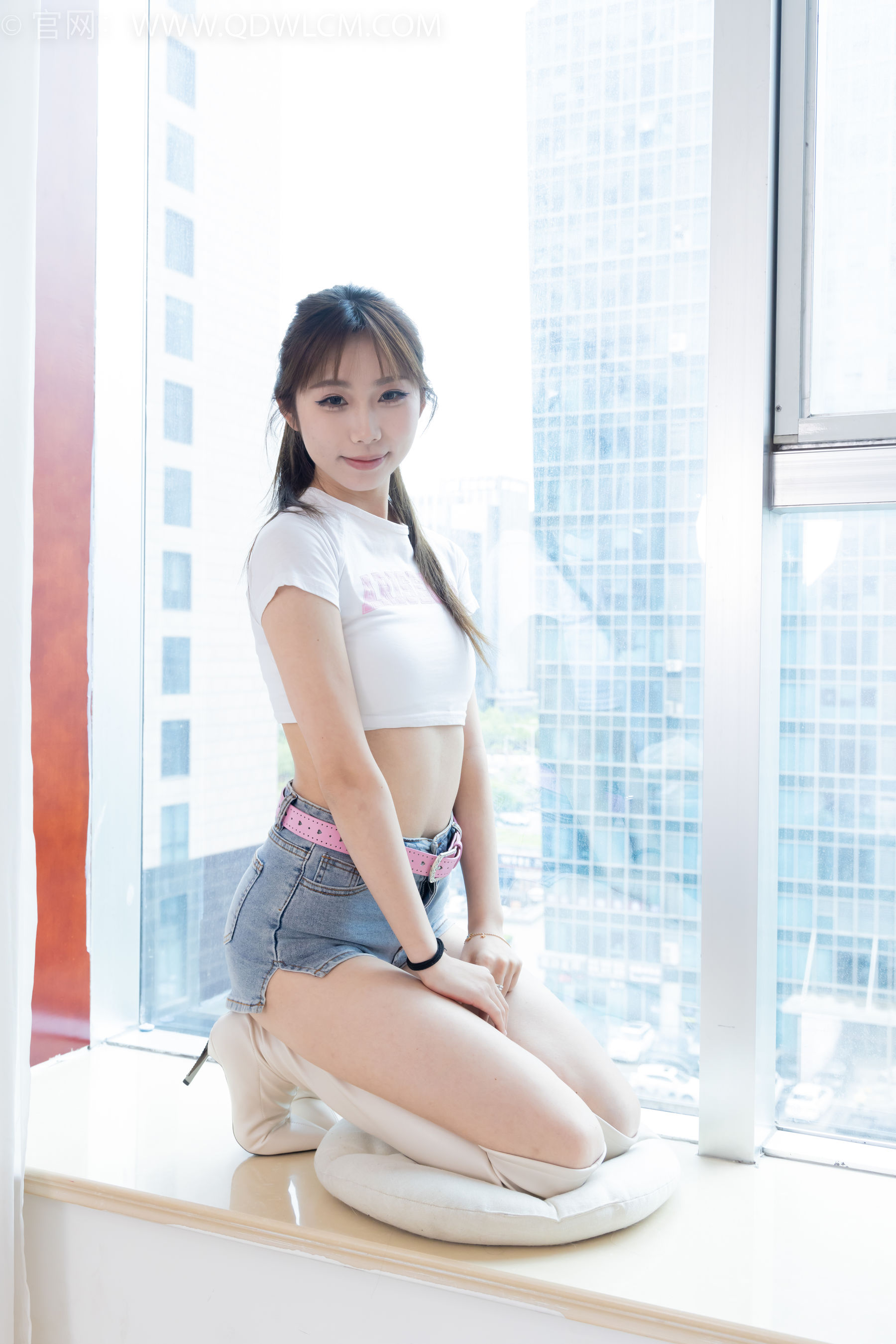 物恋传媒 No.2366 泡泡 - 高跟长靴、薄肉丝、裸足/(155P)