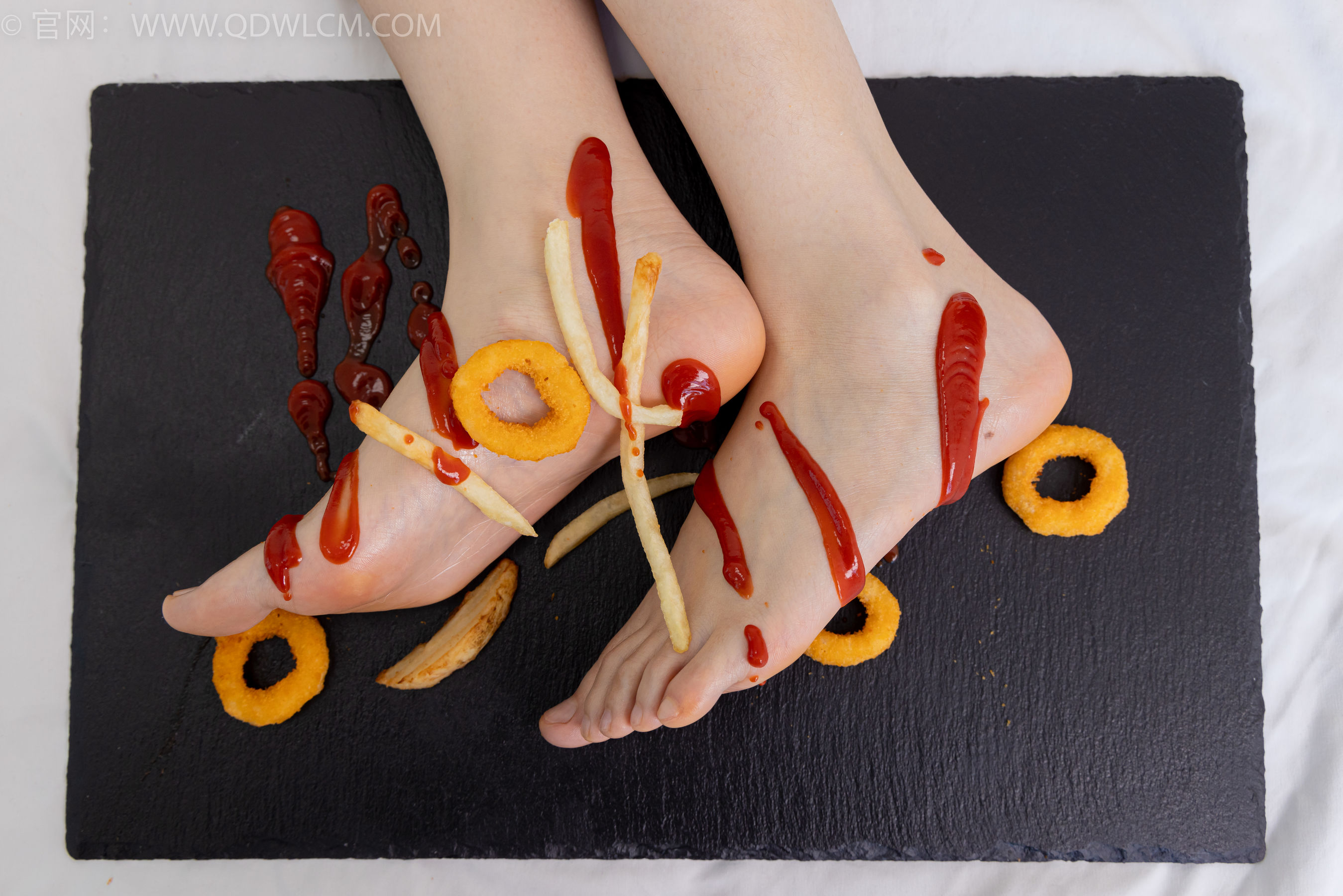 物恋传媒 No.2365 菜菜 - 高跟鞋、薄白丝、裸足/(260P)