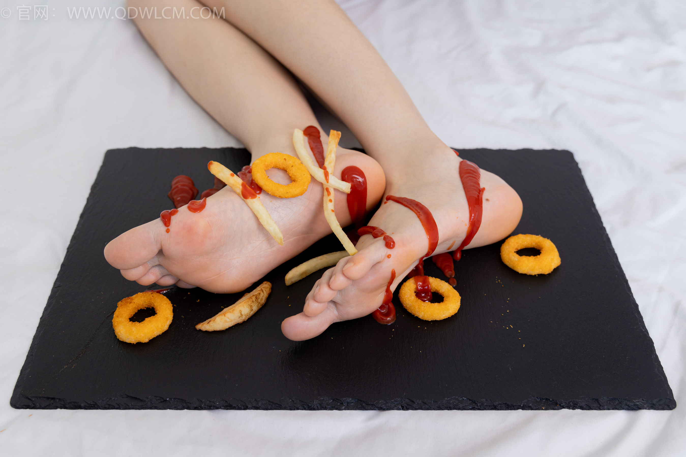 物恋传媒 No.2365 菜菜 - 高跟鞋、薄白丝、裸足/(260P)