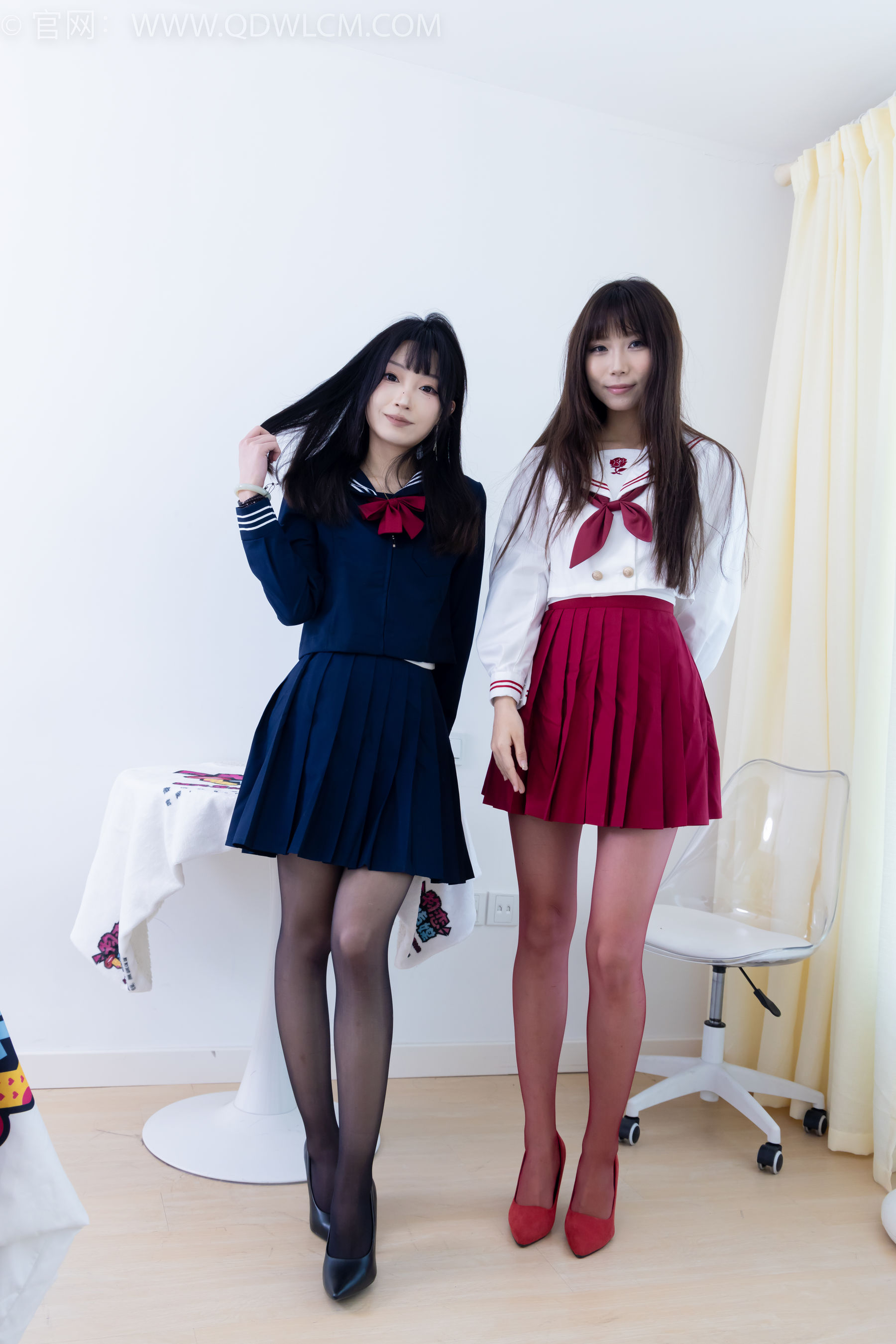 物恋传媒 No.2352 泡泡&嘟嘟 - 高跟鞋、油亮薄红丝、油亮薄黑丝、jk制服/(175P)