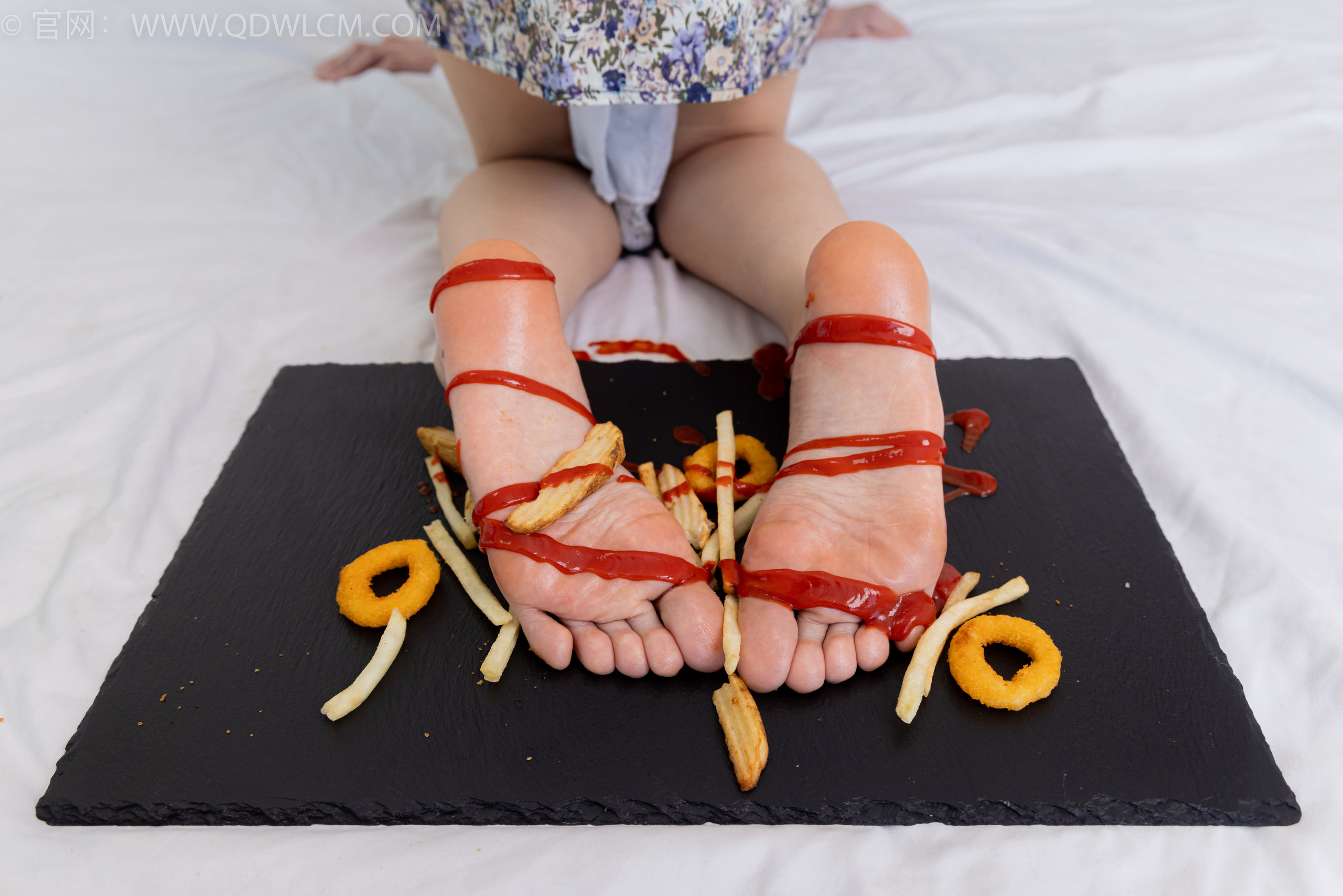 物恋传媒 No.2365 菜菜 - 高跟鞋、薄白丝、裸足/(260P)