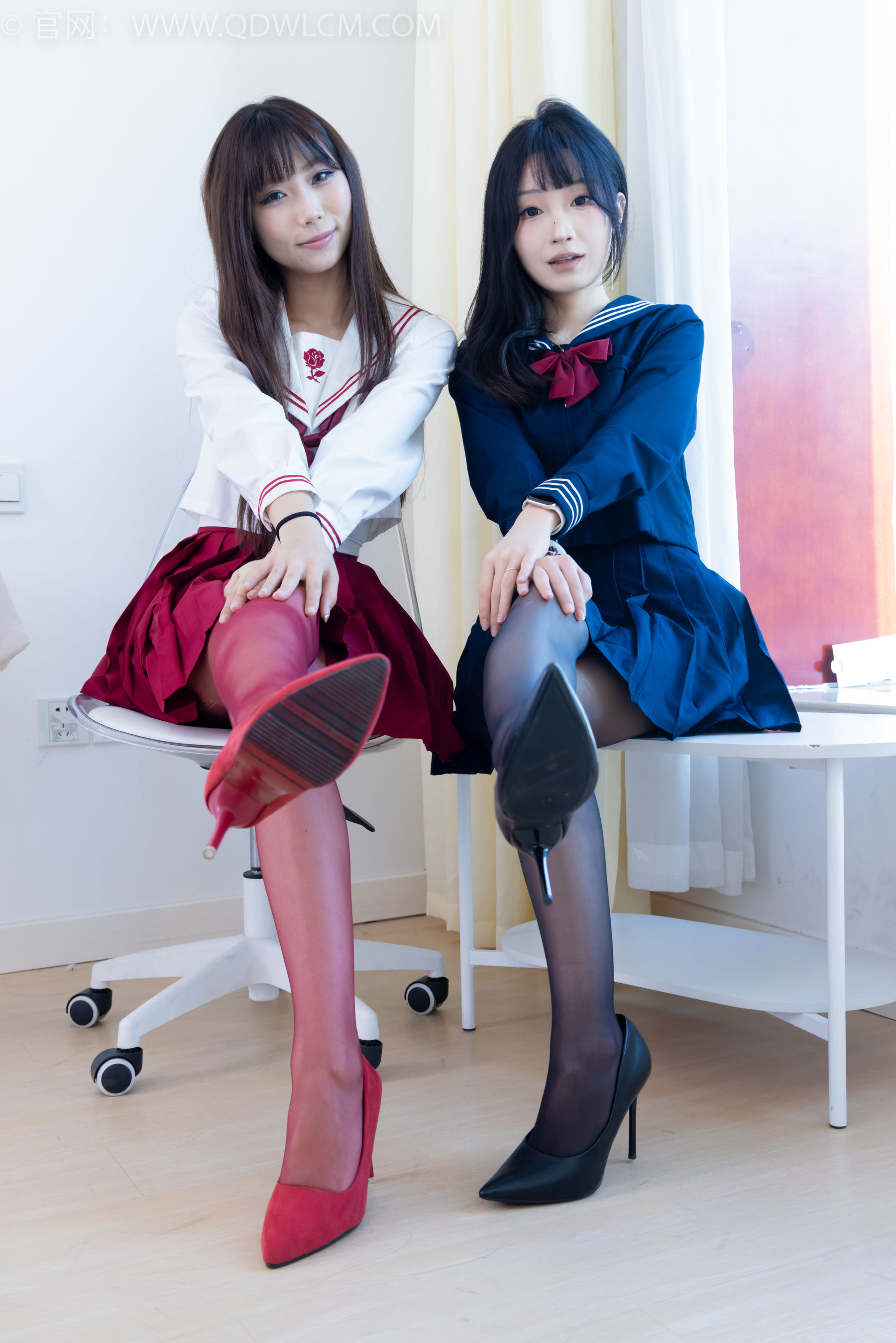 物恋传媒 No.2352 泡泡&嘟嘟 - 高跟鞋、油亮薄红丝、油亮薄黑丝、jk制服/(175P)