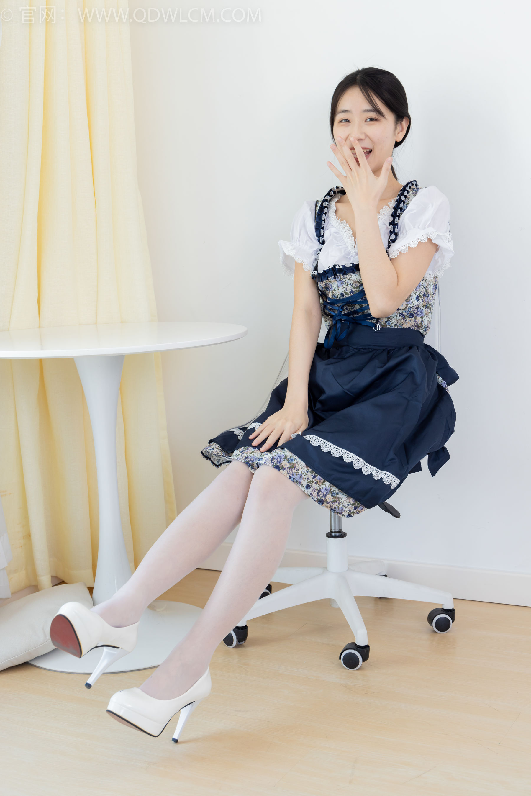 物恋传媒 No.2365 菜菜 - 高跟鞋、薄白丝、裸足/(260P)