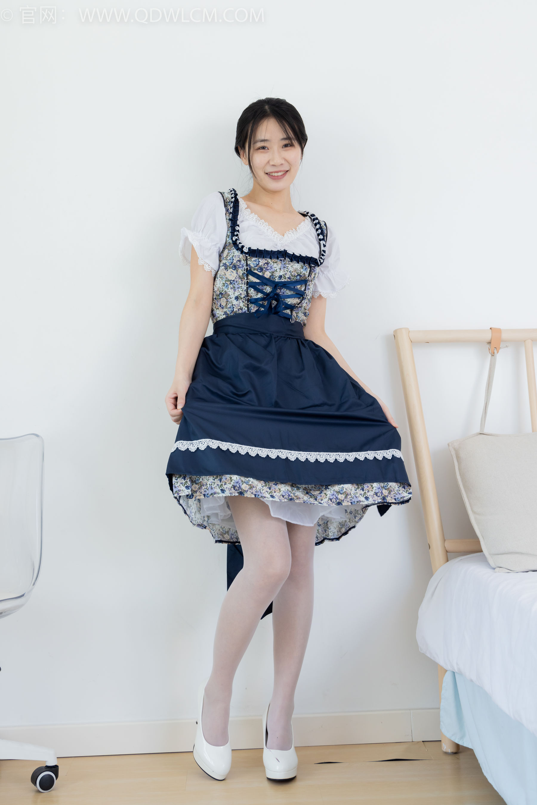 物恋传媒 No.2365 菜菜 - 高跟鞋、薄白丝、裸足/(260P)