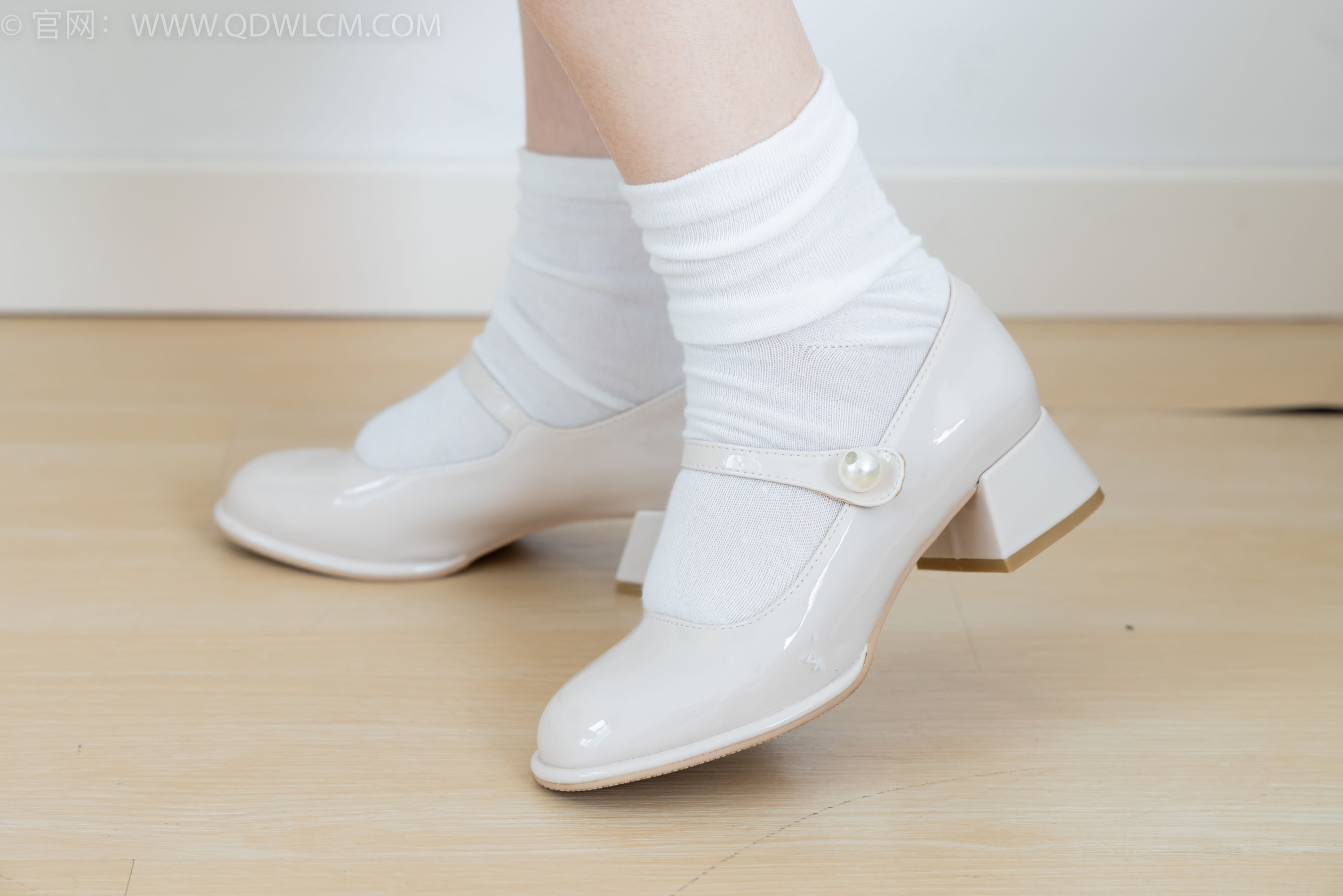 物恋传媒 No.2350 小椿 - 高跟鞋、白棉袜、裸足/(150P)