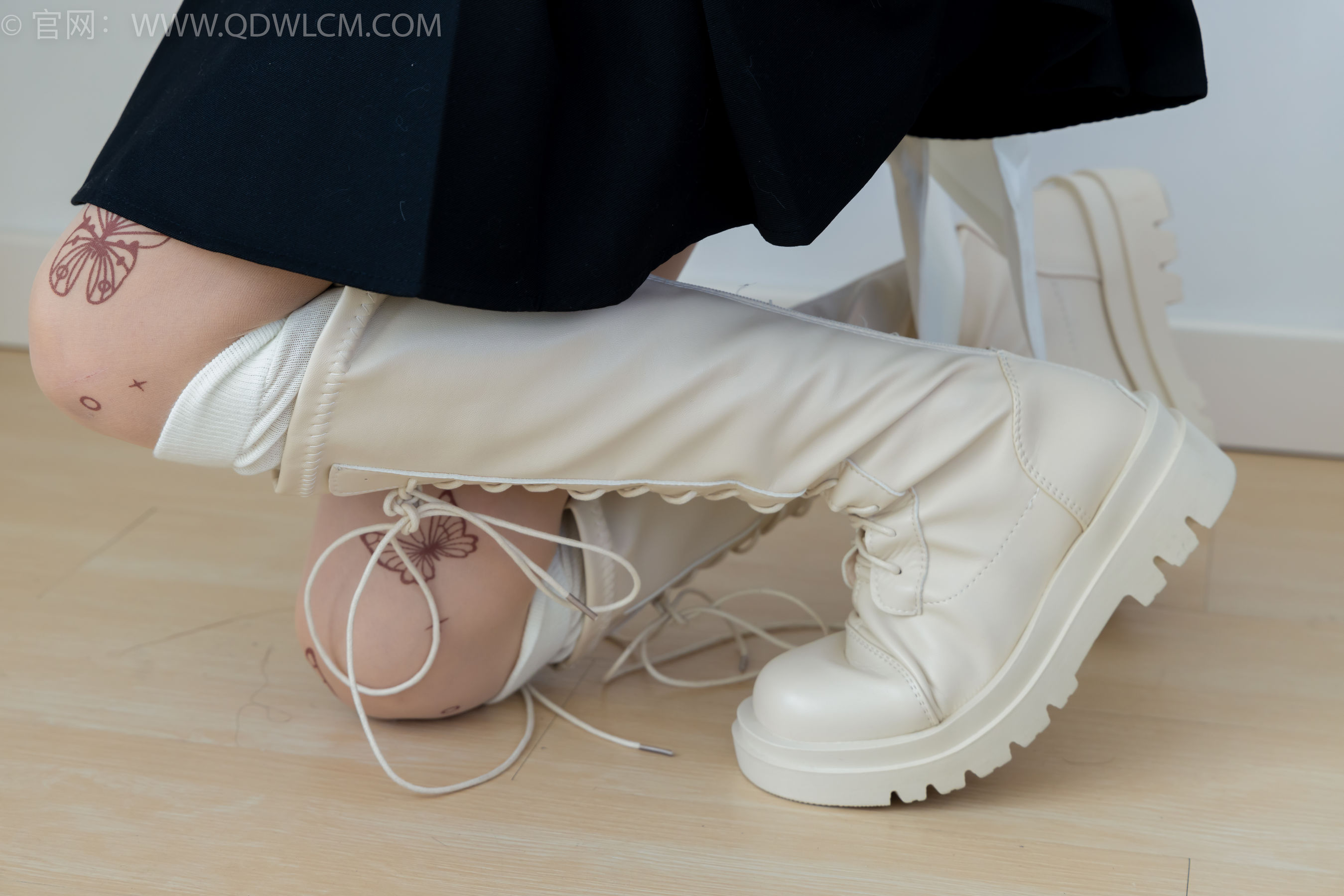 物恋传媒 No.2369 嘉木 - 长靴、长筒小腿白棉袜、蝴蝶薄肉丝/(200P)