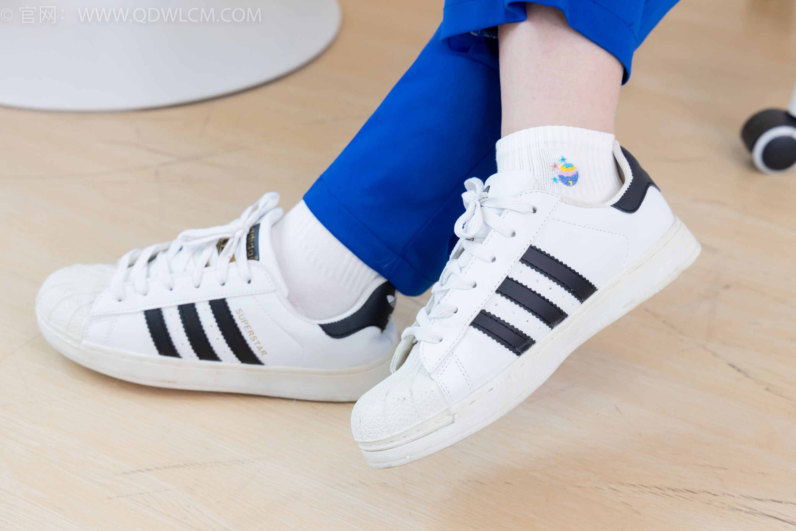 物恋传媒 No.2368 芋头 - 板鞋、白棉袜、裸足/(150P)