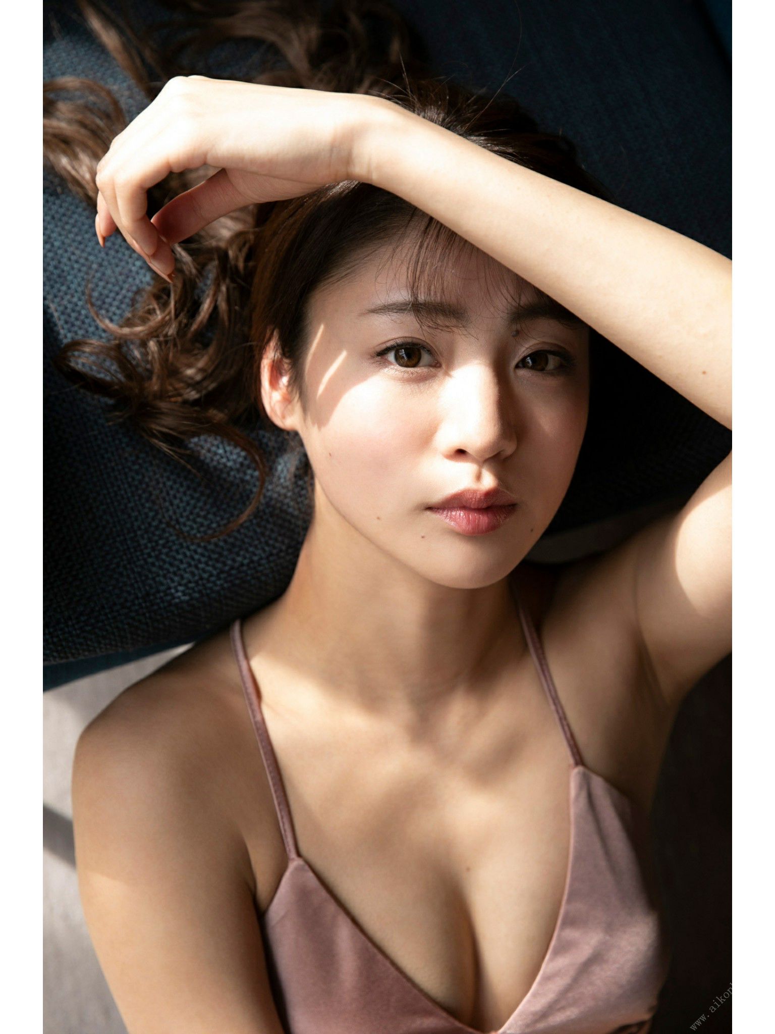 志田友美 - アイドルの魂は美脚に宿/(64P)