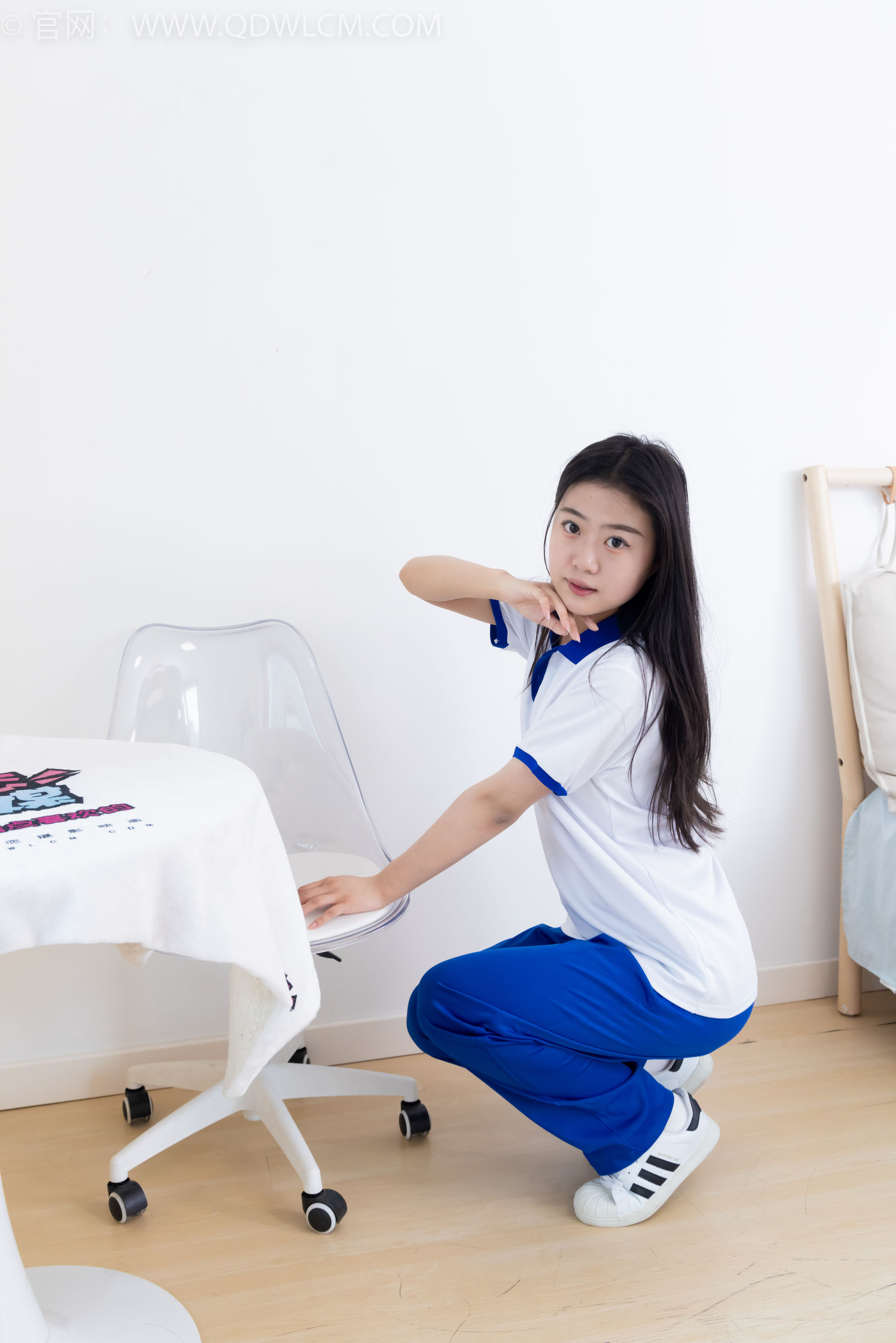 物恋传媒 No.2368 芋头 - 板鞋、白棉袜、裸足/(150P)