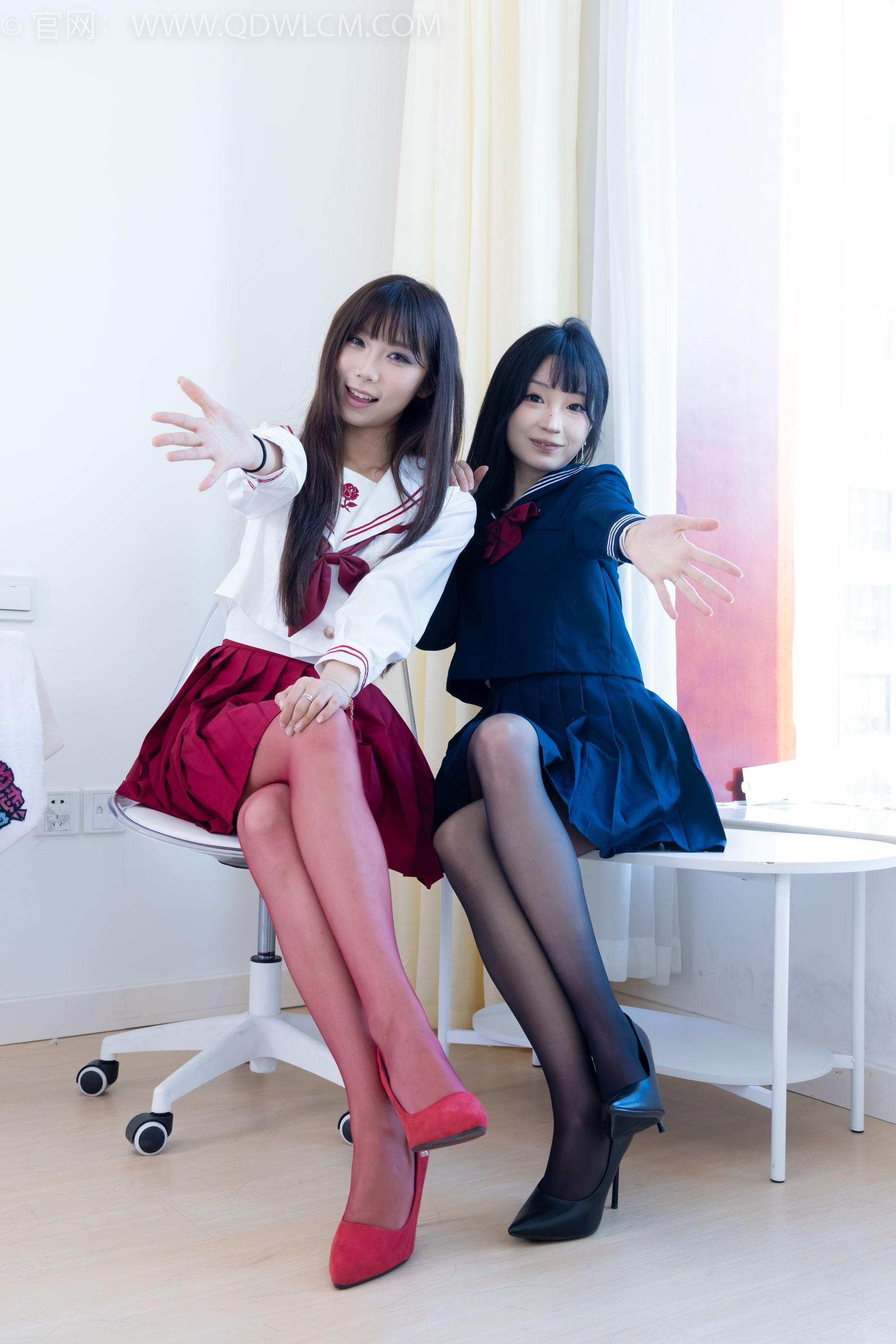 物恋传媒 No.2352 泡泡&嘟嘟 - 高跟鞋、油亮薄红丝、油亮薄黑丝、jk制服/(175P)