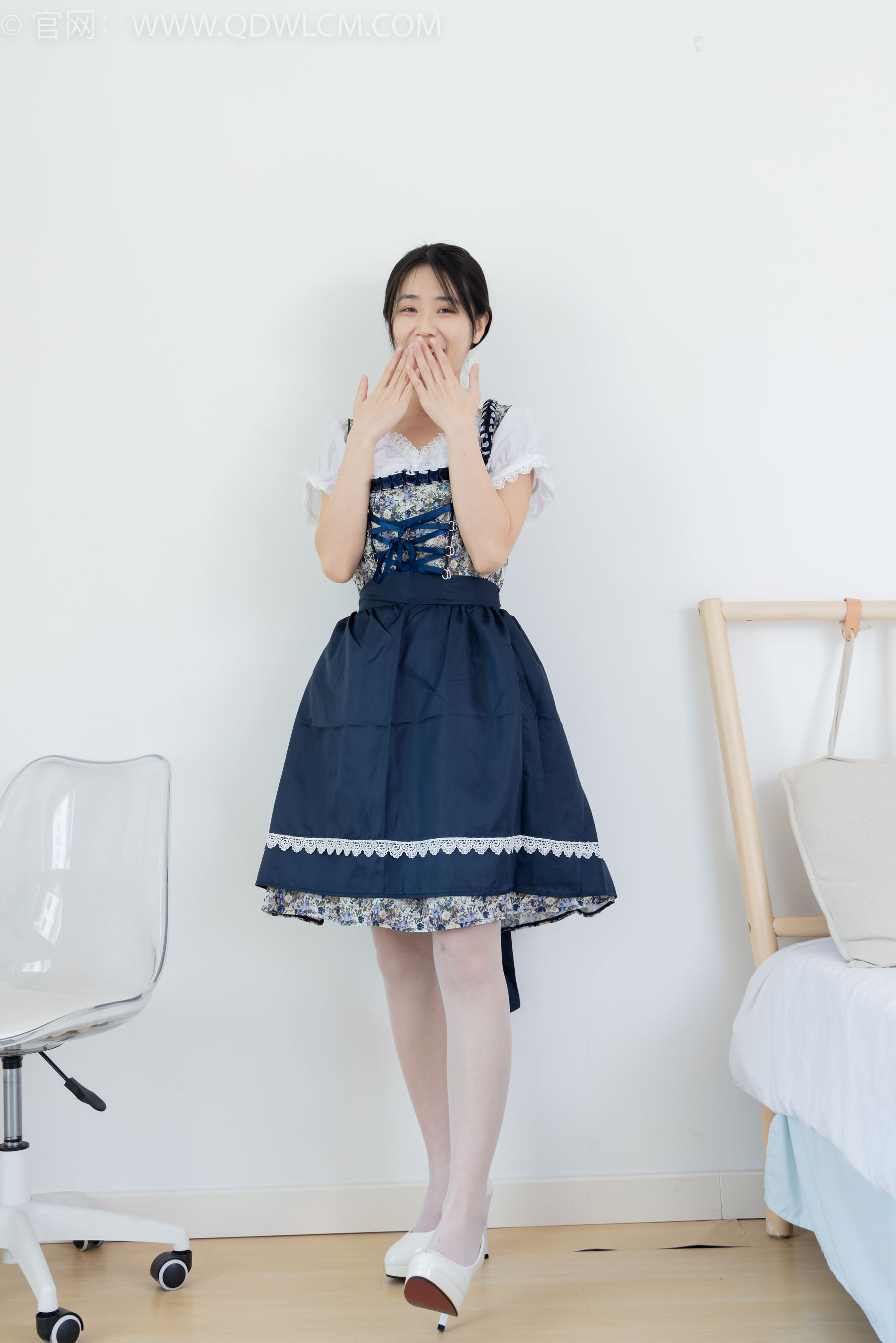 物恋传媒 No.2365 菜菜 - 高跟鞋、薄白丝、裸足/(260P)