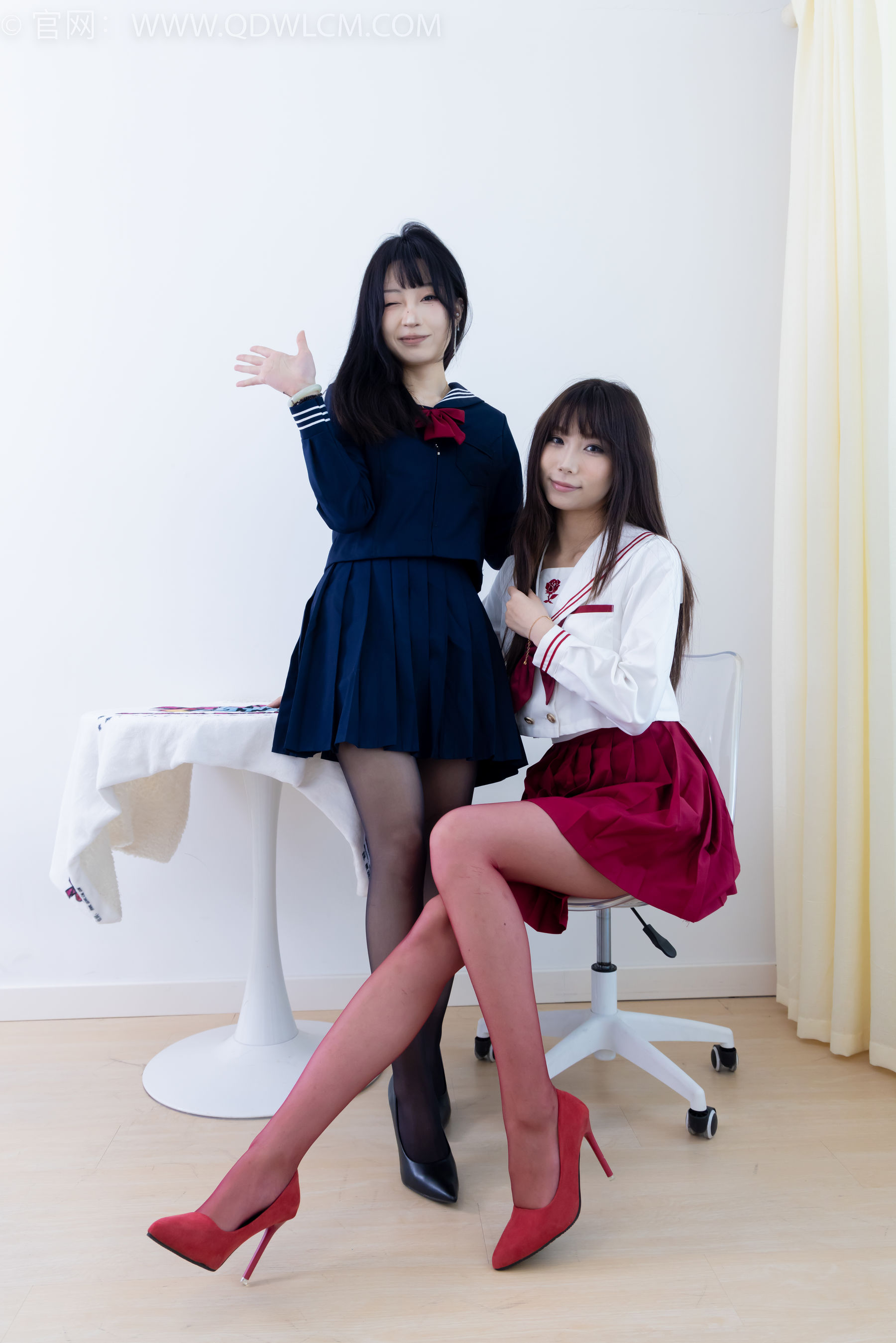 物恋传媒 No.2352 泡泡&嘟嘟 - 高跟鞋、油亮薄红丝、油亮薄黑丝、jk制服/(175P)