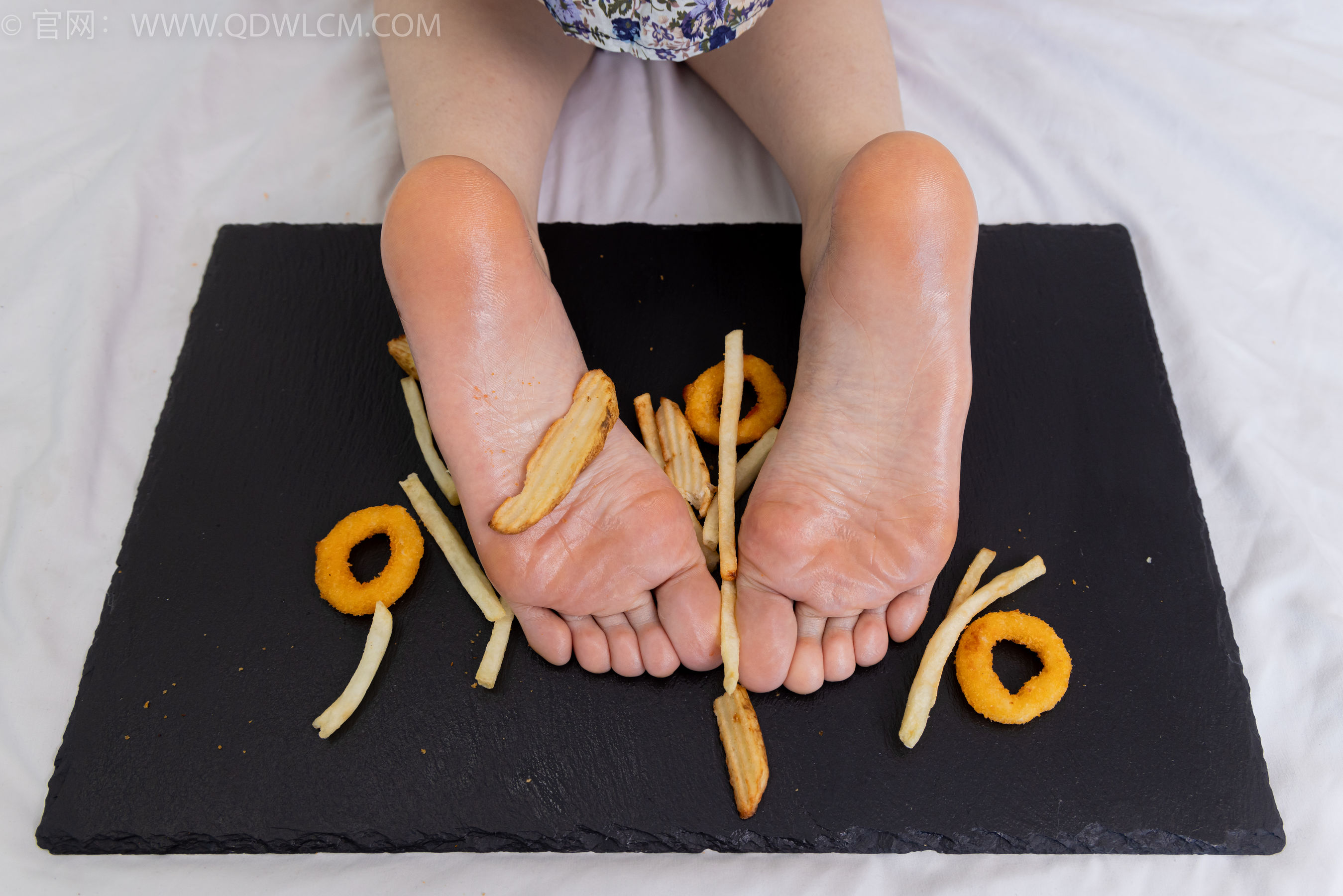 物恋传媒 No.2365 菜菜 - 高跟鞋、薄白丝、裸足/(260P)