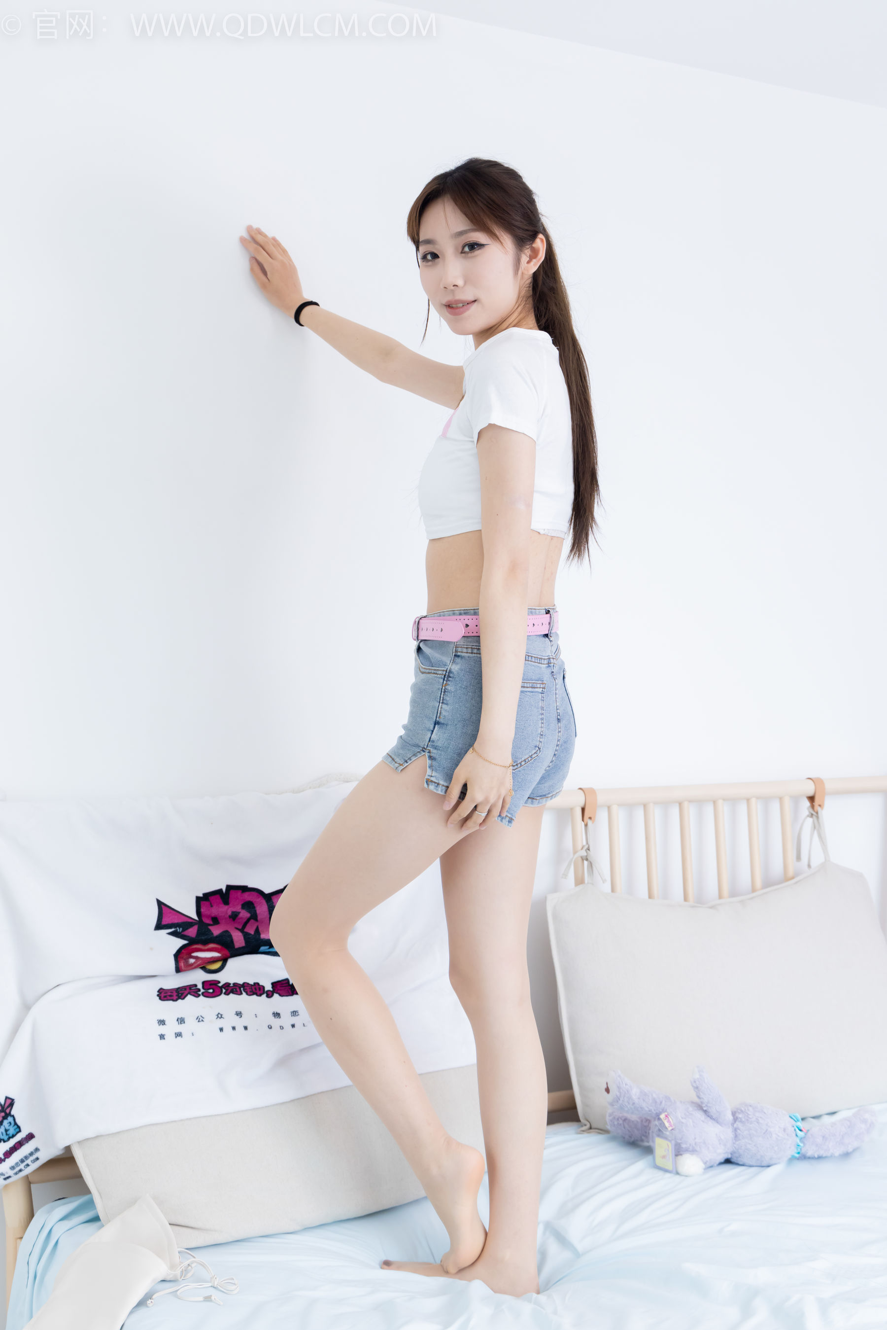 物恋传媒 No.2366 泡泡 - 高跟长靴、薄肉丝、裸足/(155P)