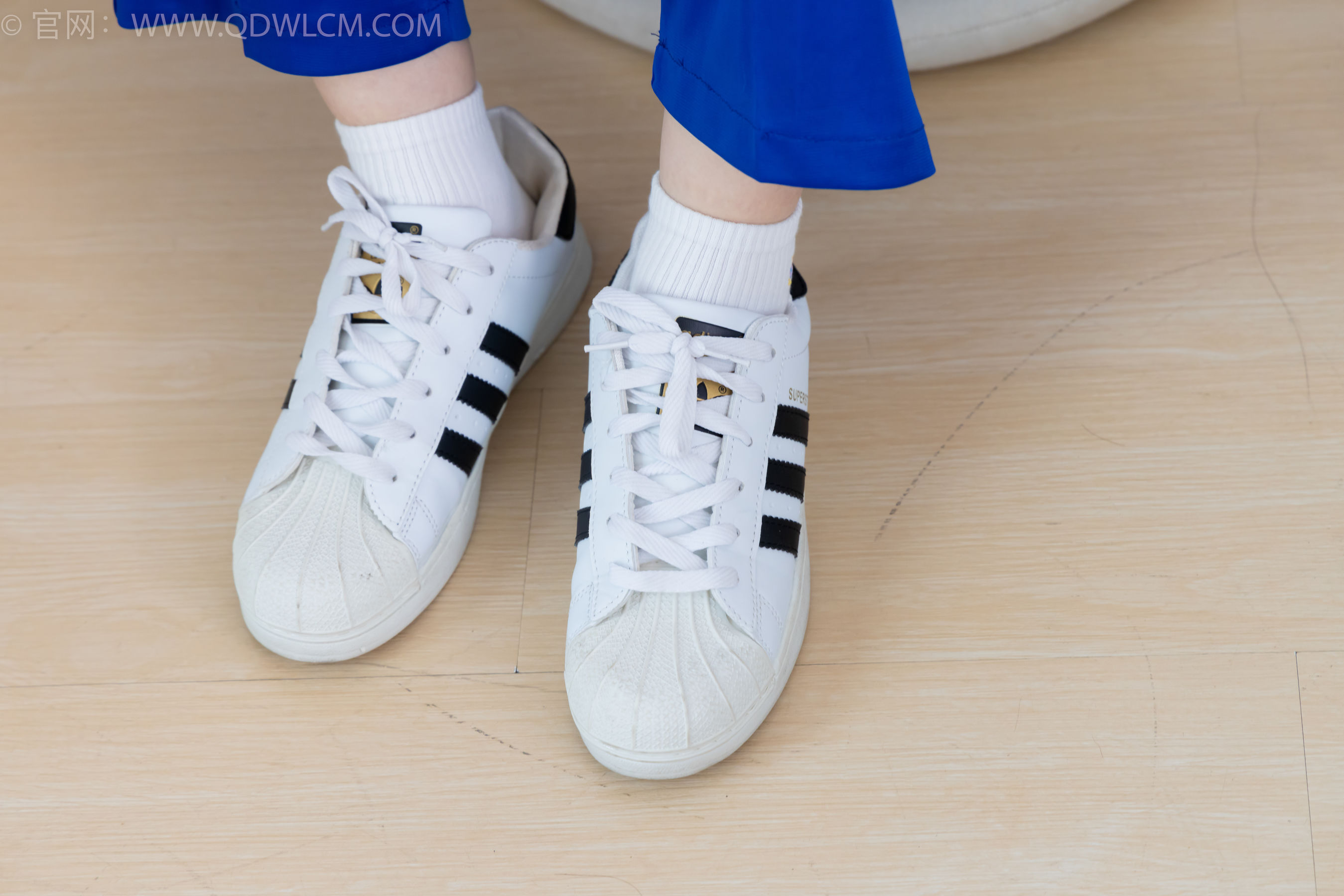 物恋传媒 No.2364 小悦 - 校服、板鞋、白棉袜、裸足/(150P)