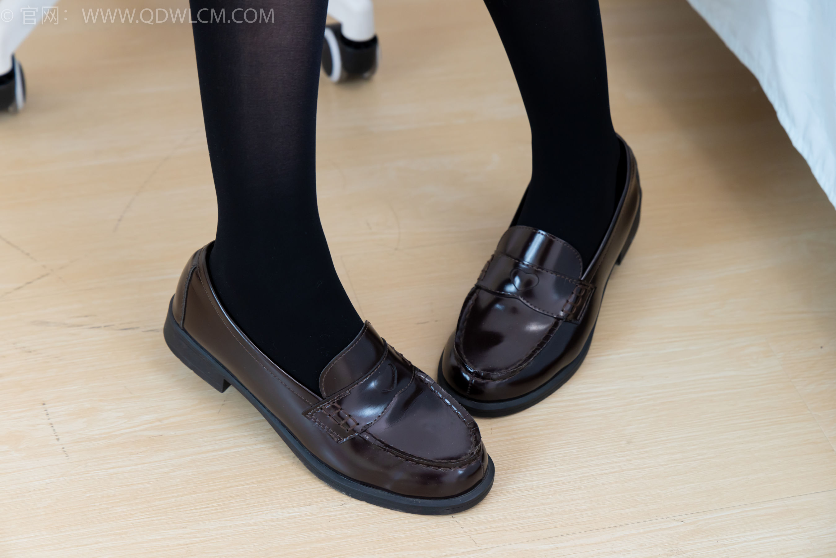 物恋传媒 No.2367 嘟嘟 - 皮鞋、厚黑丝、jk制服/(165P)