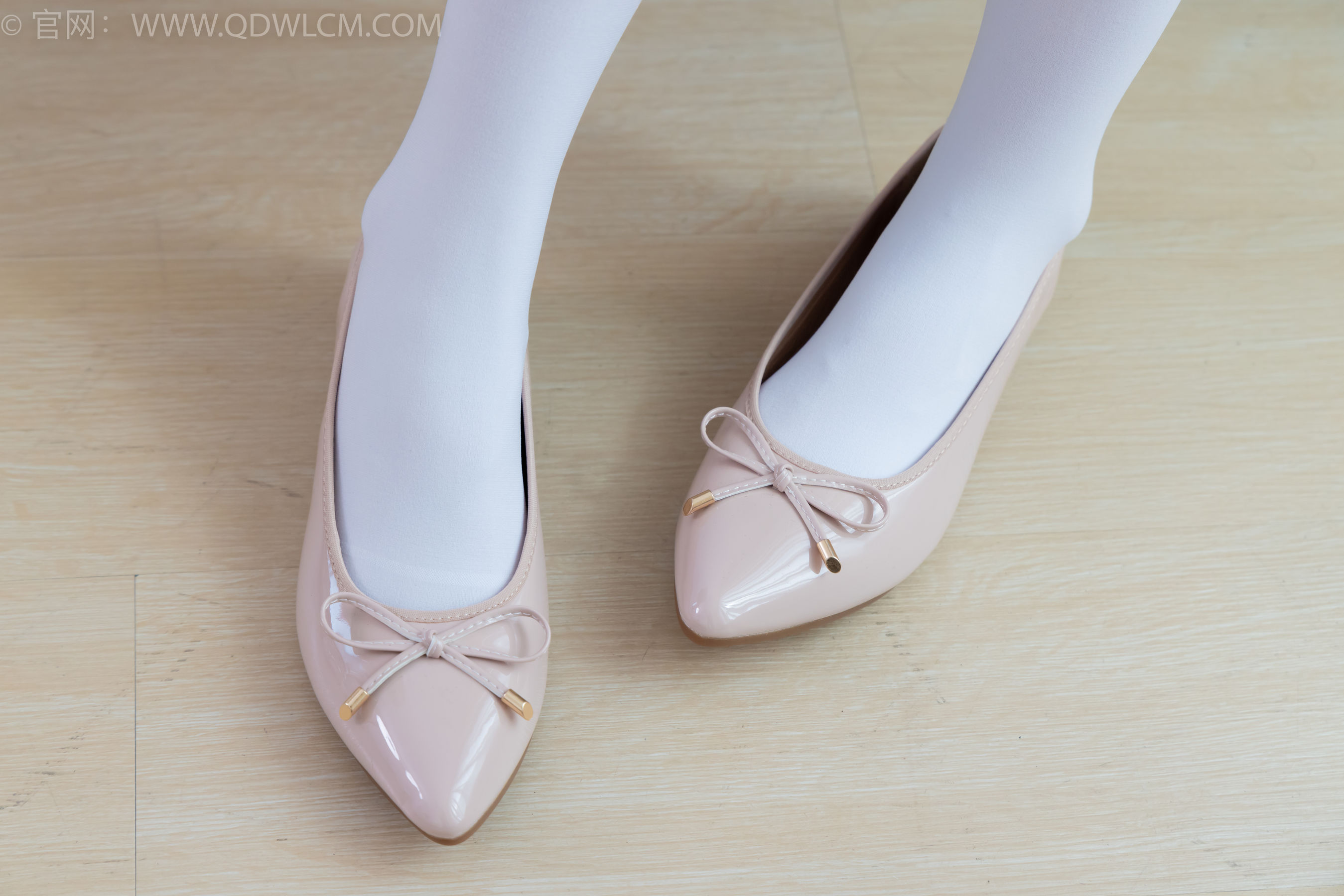 物恋传媒 No.2359 恬恬 - 女仆装、平底鞋、厚白丝、老头乐挠脚剧情/(155P)