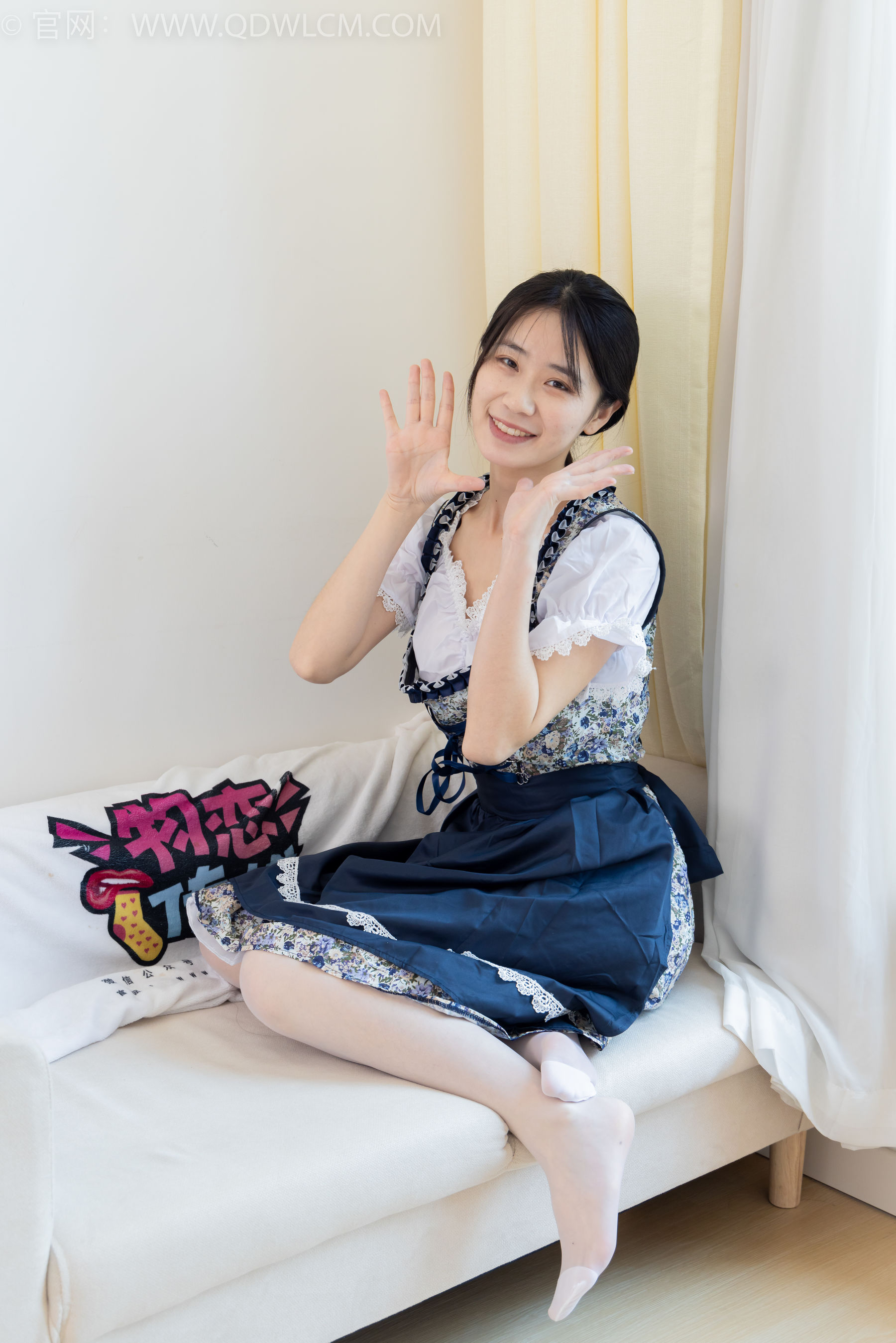 物恋传媒 No.2365 菜菜 - 高跟鞋、薄白丝、裸足/(260P)