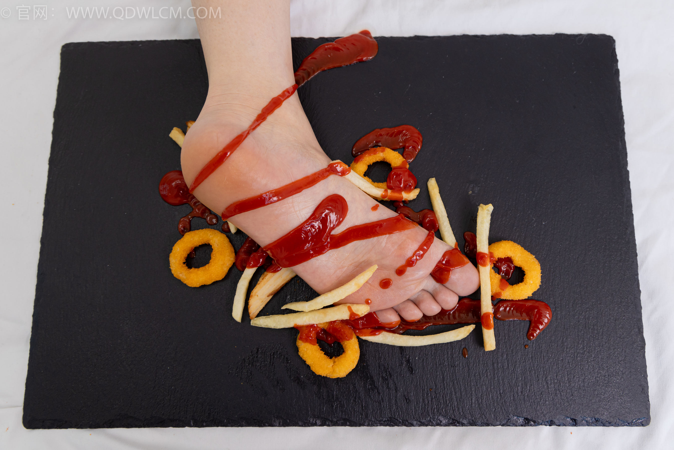 物恋传媒 No.2365 菜菜 - 高跟鞋、薄白丝、裸足/(260P)