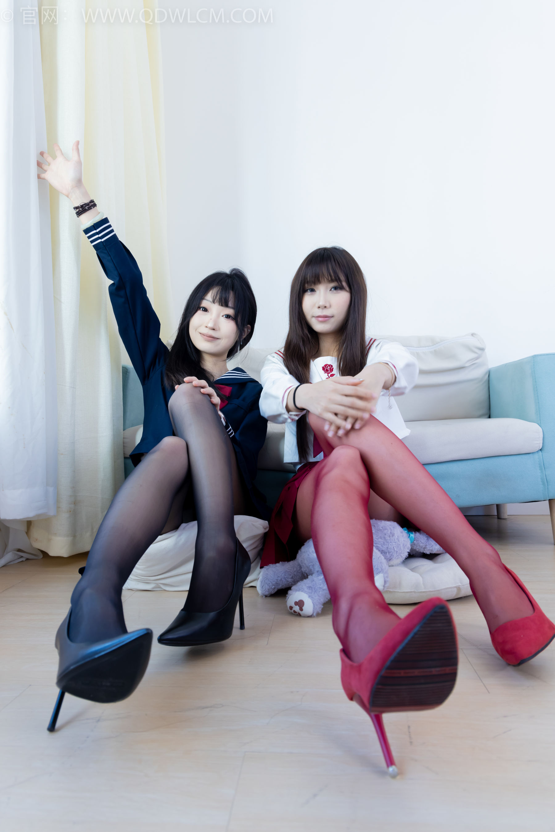 物恋传媒 No.2352 泡泡&嘟嘟 - 高跟鞋、油亮薄红丝、油亮薄黑丝、jk制服/(175P)