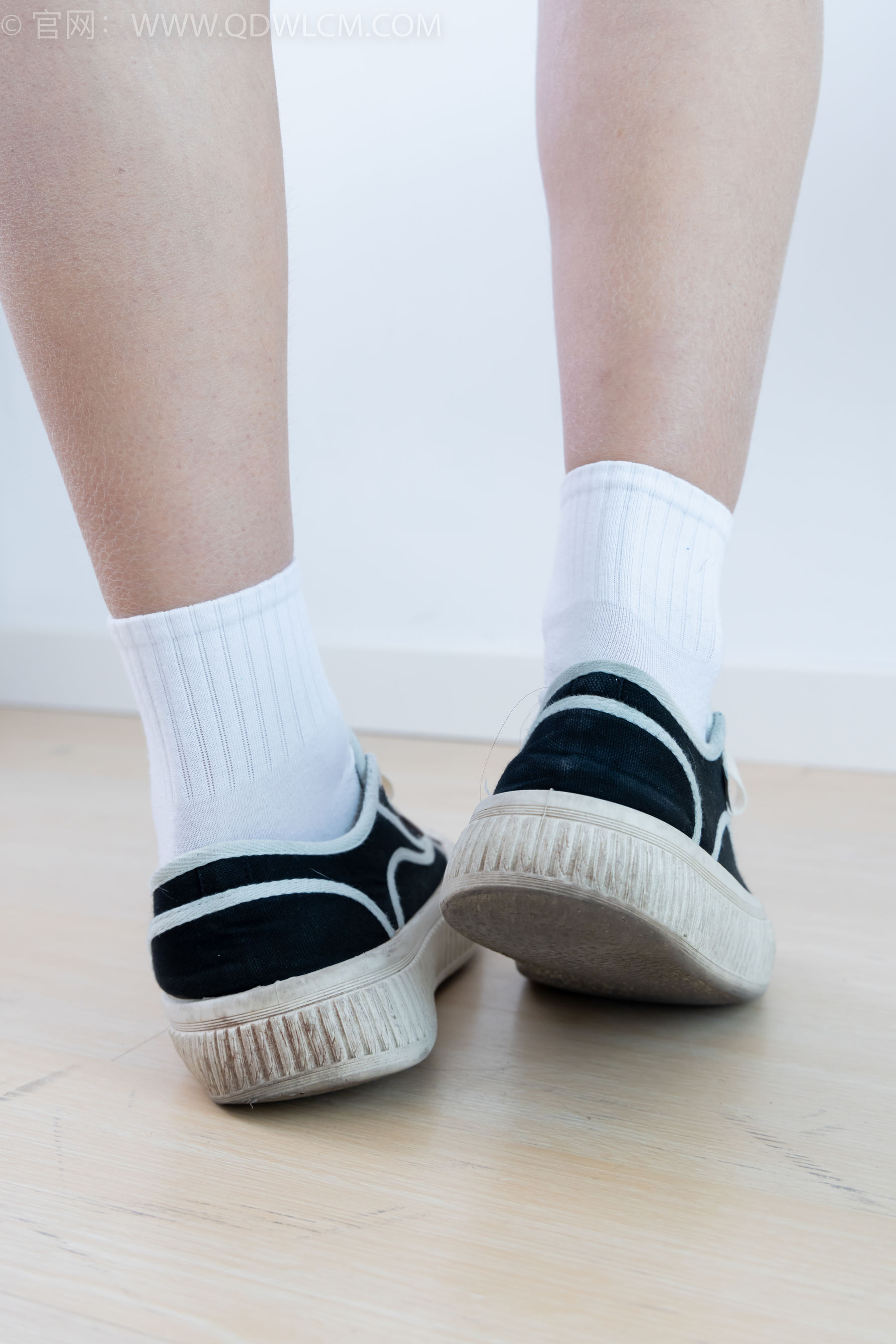 物恋传媒 No.2361 灰灰 - 校服、帆布鞋、白棉袜、裸足/(155P)