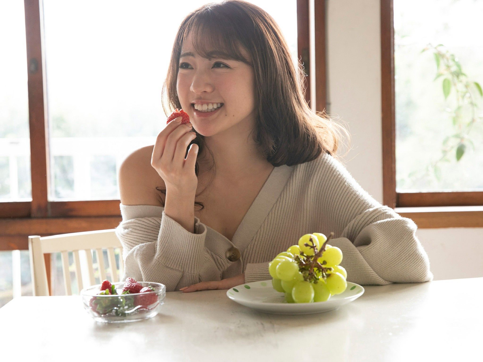 志田友美 - アイドルの魂は美脚に宿/(64P)