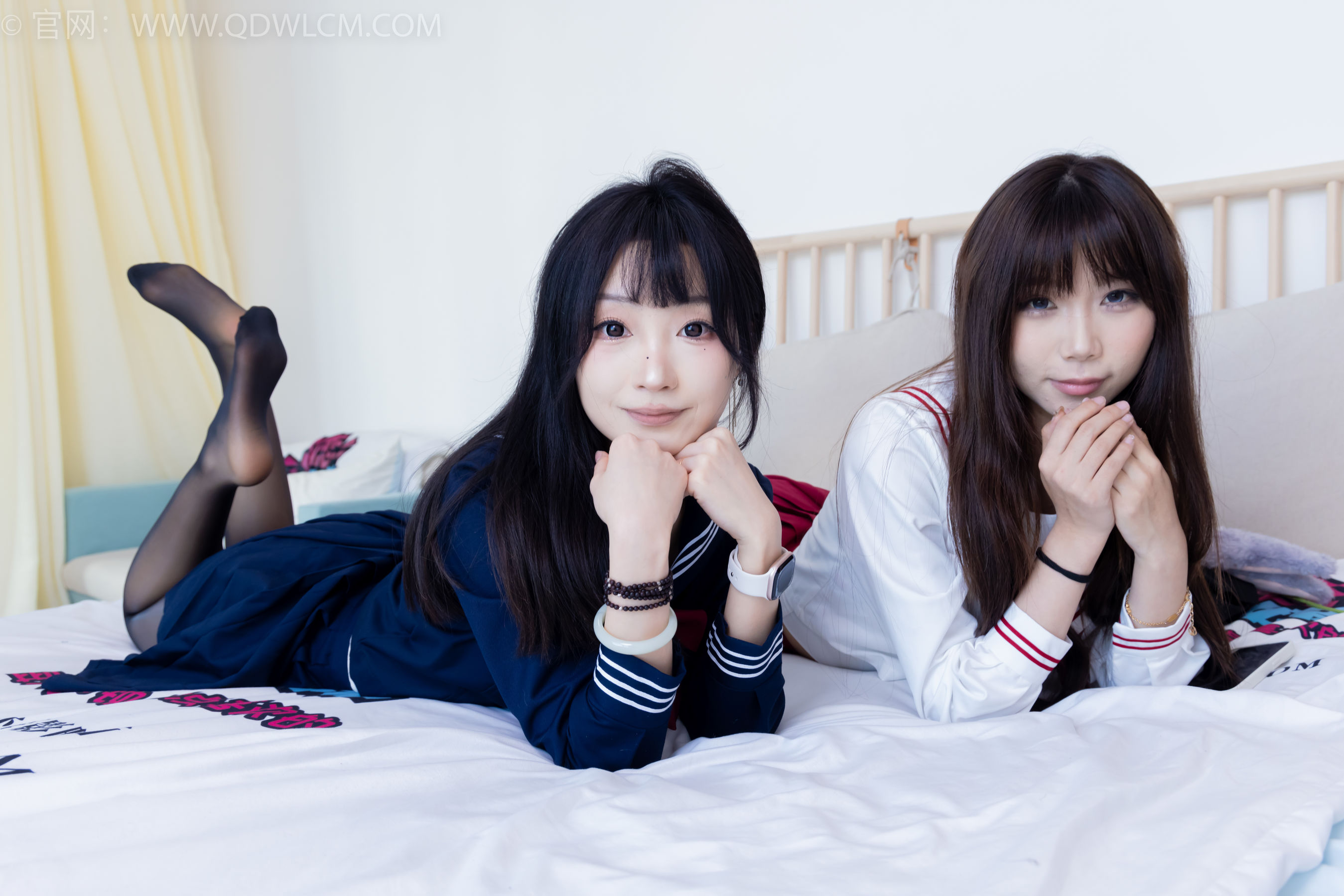 物恋传媒 No.2352 泡泡&嘟嘟 - 高跟鞋、油亮薄红丝、油亮薄黑丝、jk制服/(175P)