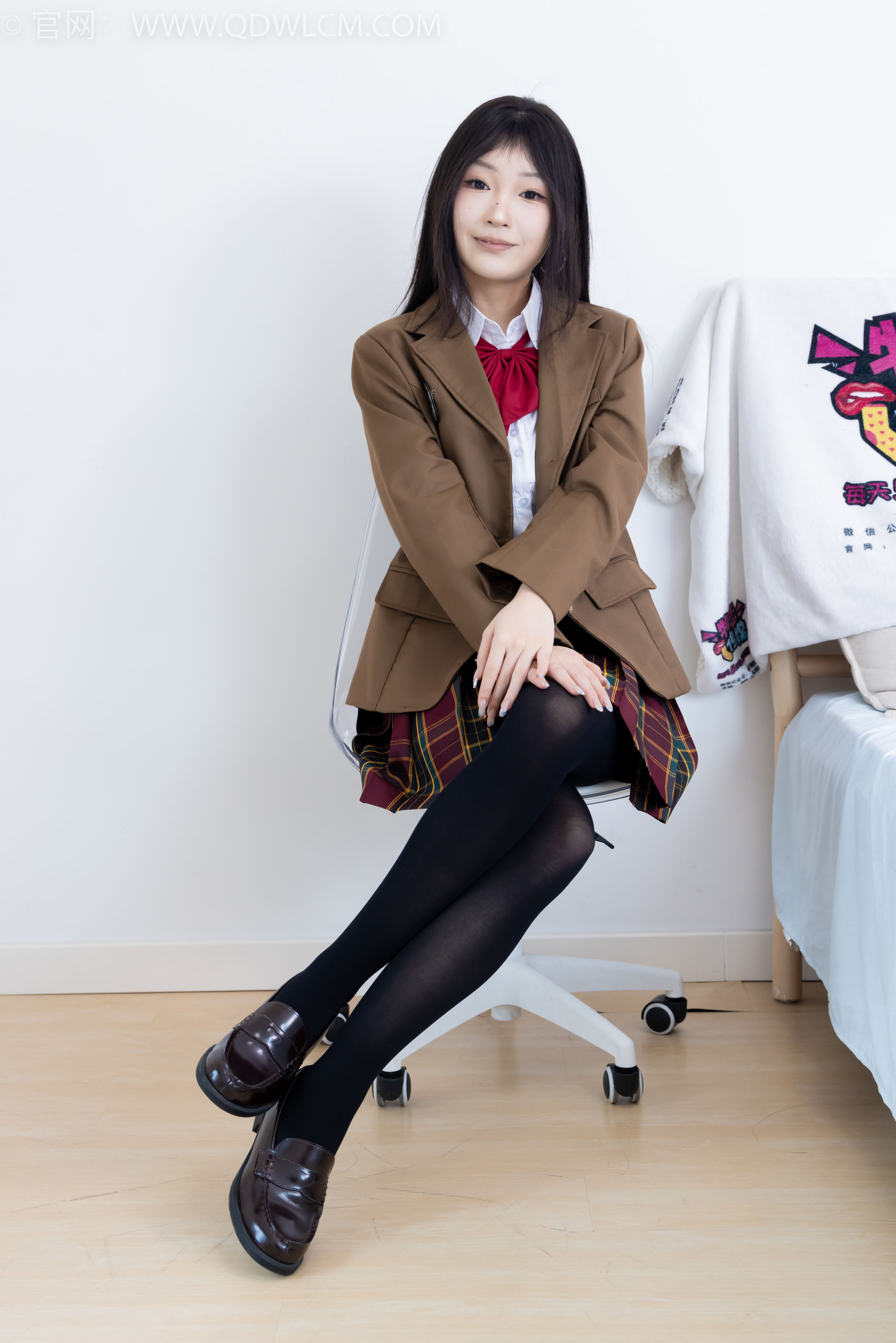 物恋传媒 No.2367 嘟嘟 - 皮鞋、厚黑丝、jk制服/(165P)