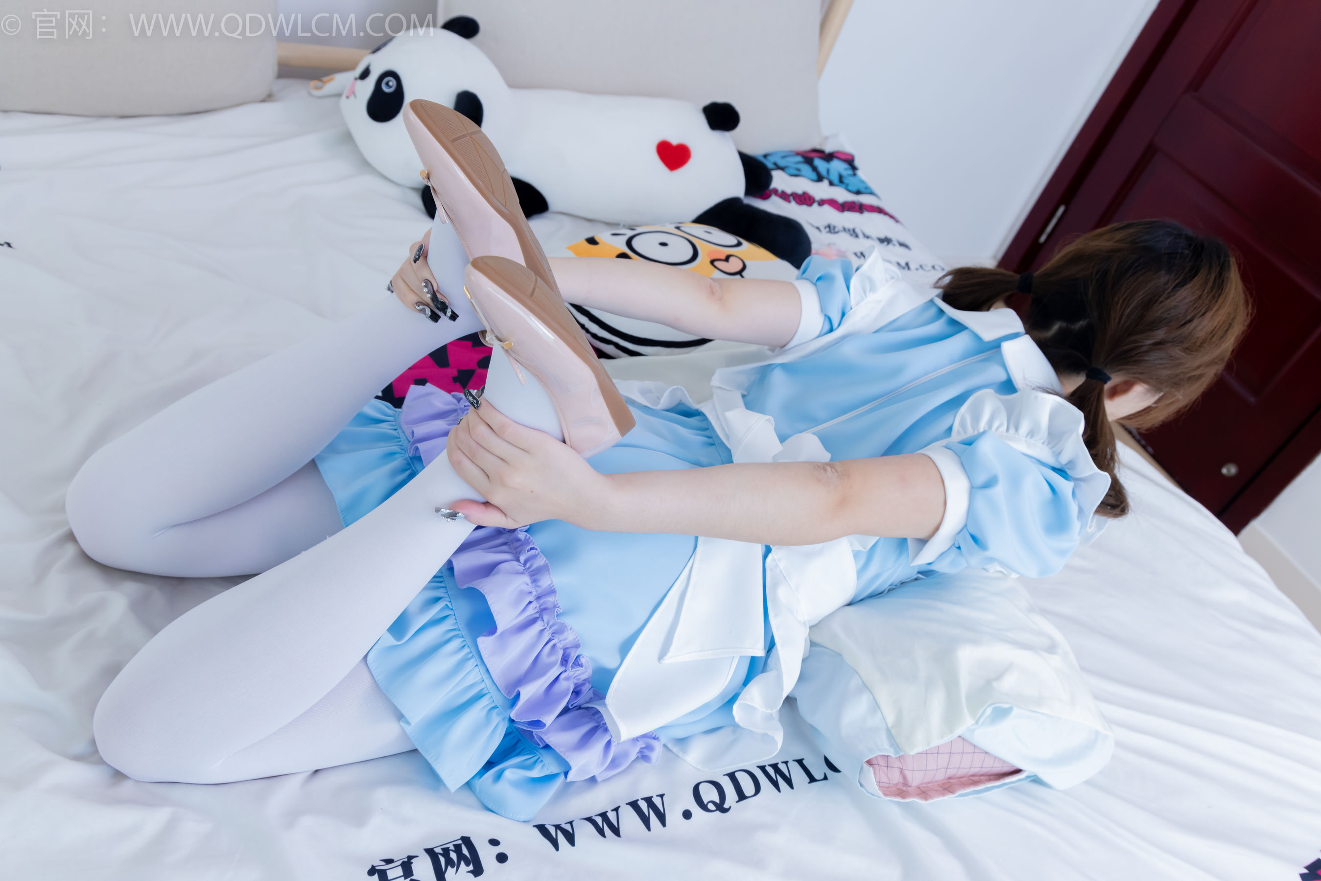 物恋传媒 No.2359 恬恬 - 女仆装、平底鞋、厚白丝、老头乐挠脚剧情/(155P)