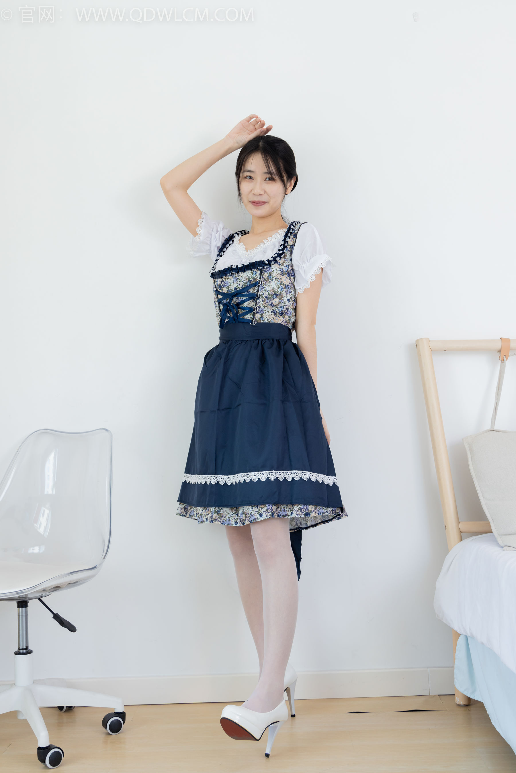 物恋传媒 No.2365 菜菜 - 高跟鞋、薄白丝、裸足/(260P)