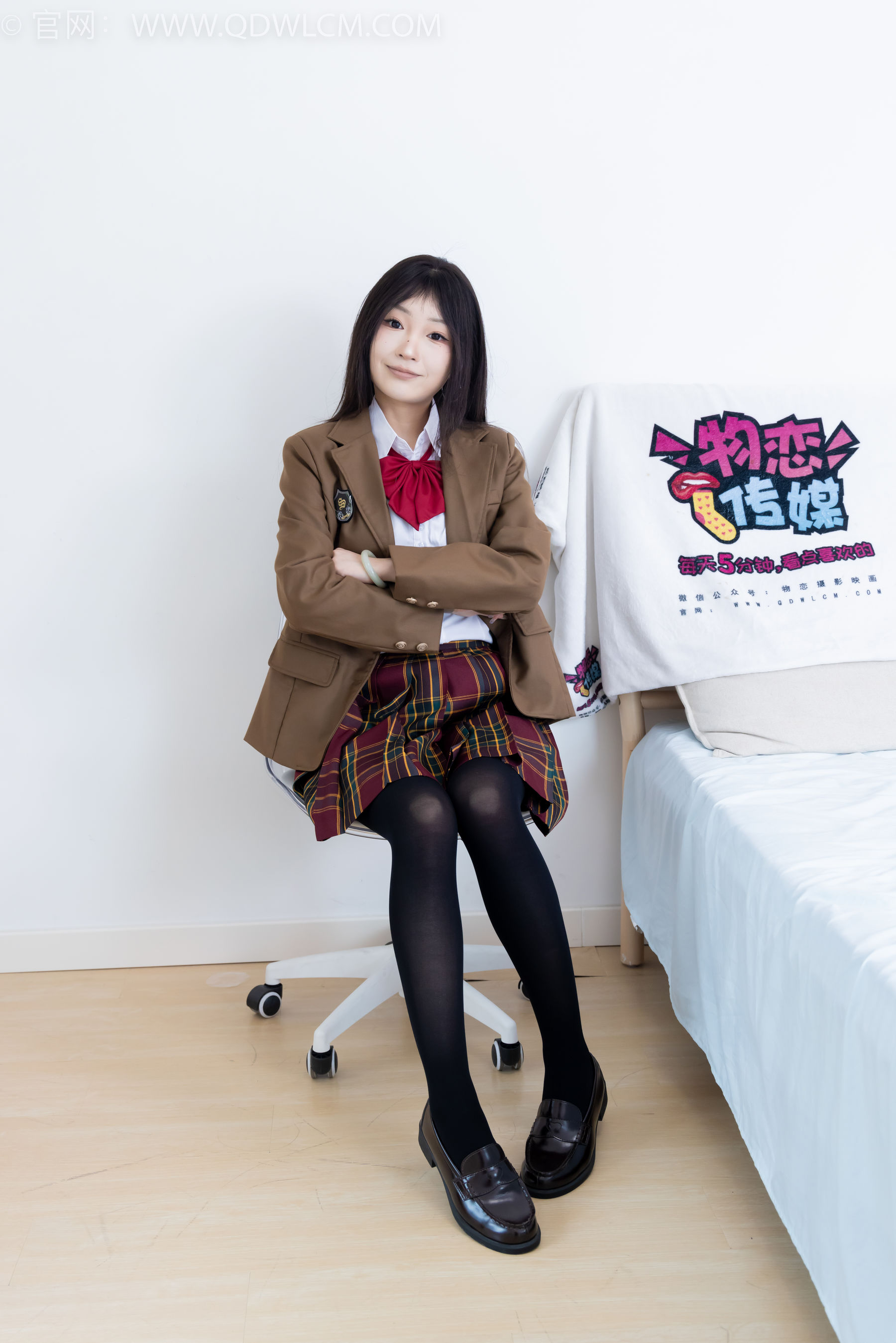 物恋传媒 No.2367 嘟嘟 - 皮鞋、厚黑丝、jk制服/(165P)